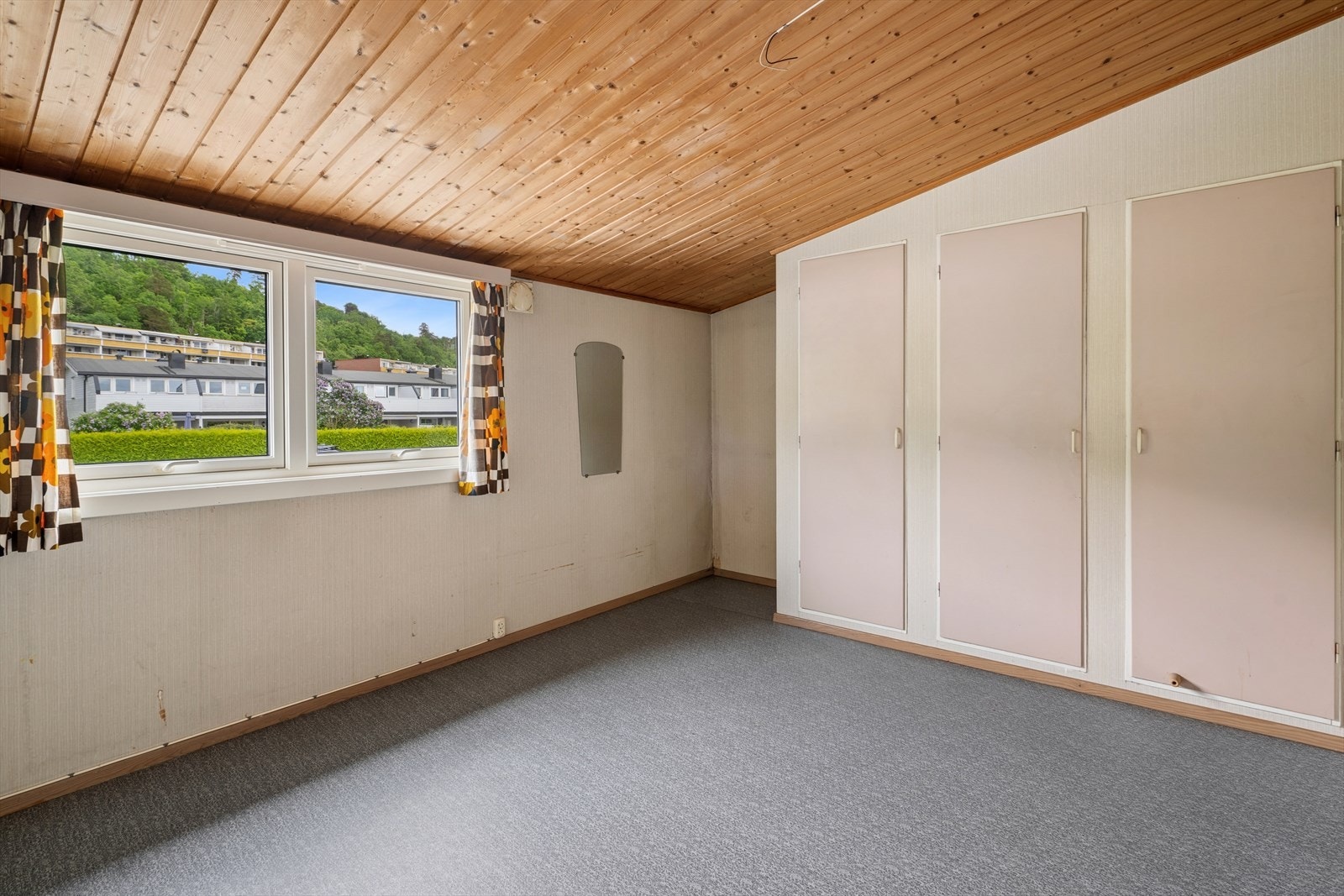 Det største rommet som har blitt brukt som hovedsoverom, har bedre plass til dobbeltseng og annet møblement. Galleribilde