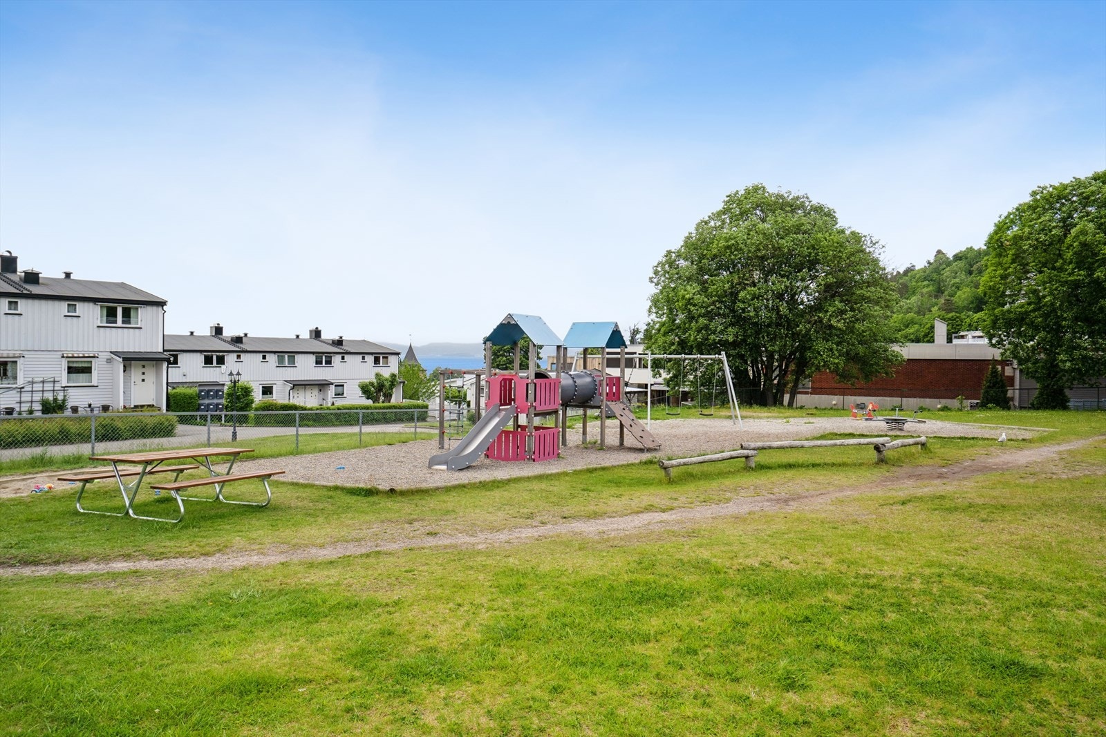 Lekeplassen like ved boligen har flere lekeapparater for de små, i tillegg til sitteplasser. Galleribilde