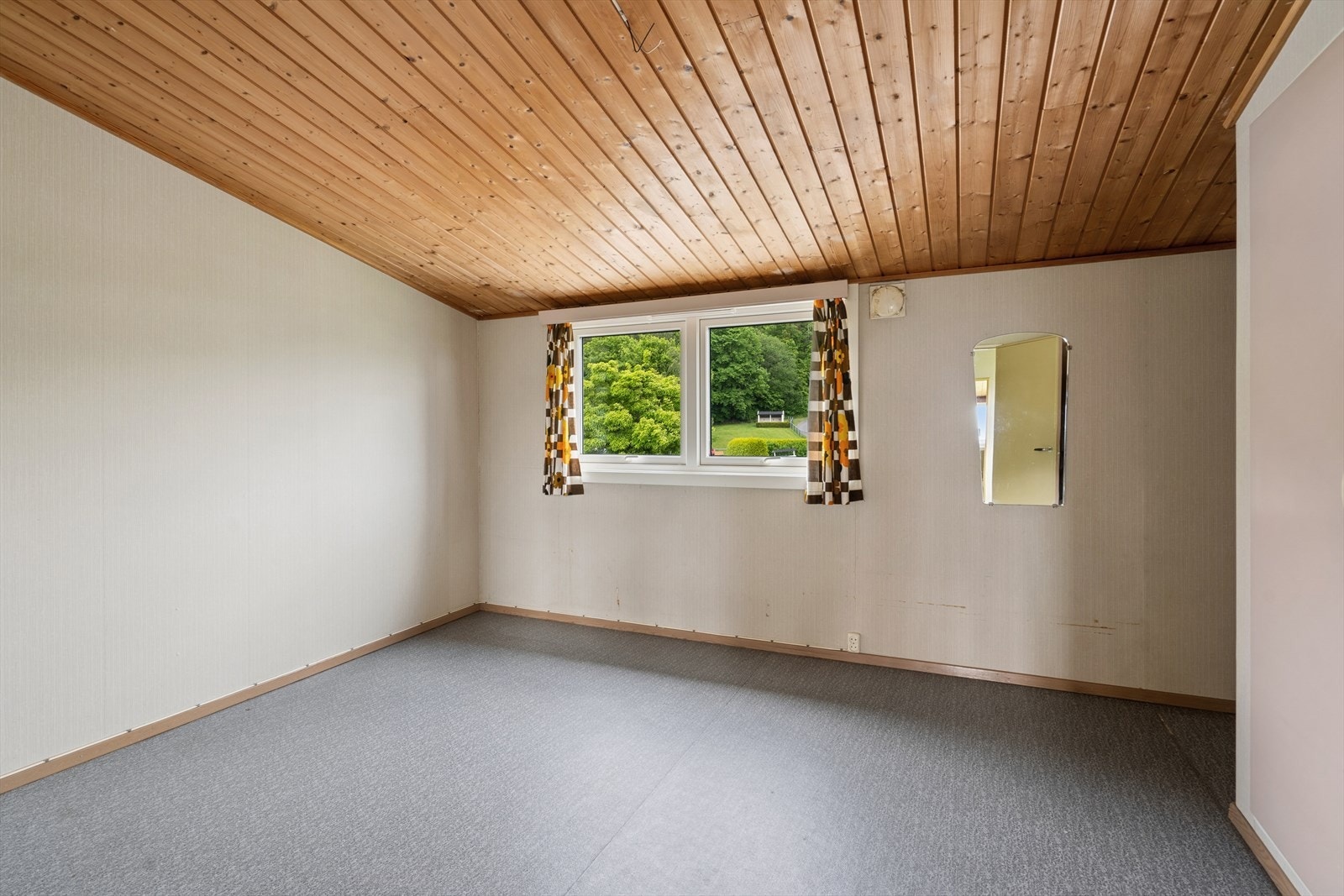 Innredningen og stilen på soverommene er av eldre dato. Galleribilde