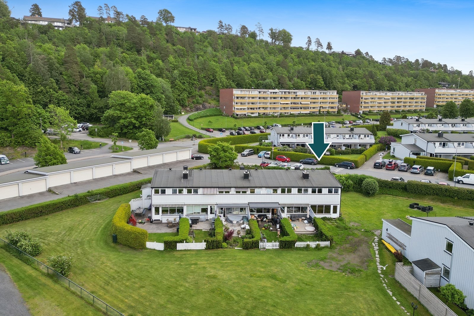 Rekkehuset ligger i enden med god intern beliggenhet og gode solforhold. Galleribilde