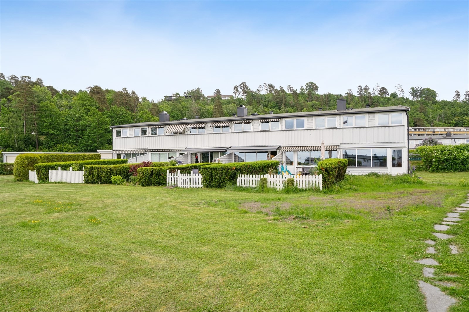 Romslig uteplass med masse potensiale. Enderekkehusene har ekstra romslig uteplass. Galleribilde