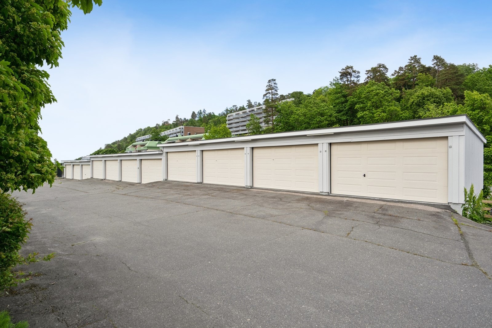 Garasjeplass like bak boligen. Galleribilde