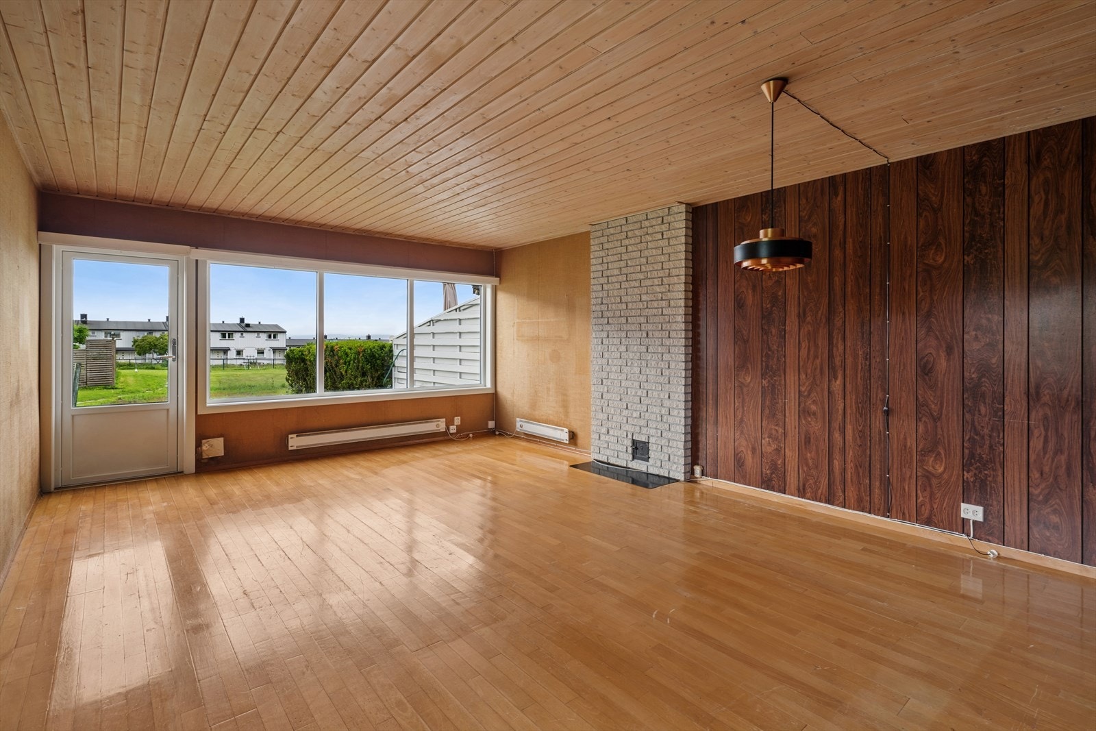 Stuen er romslig og har direkte utgang til uteplass - perfekt for å skape en hyggelig uteplass og hageområde. Galleribilde