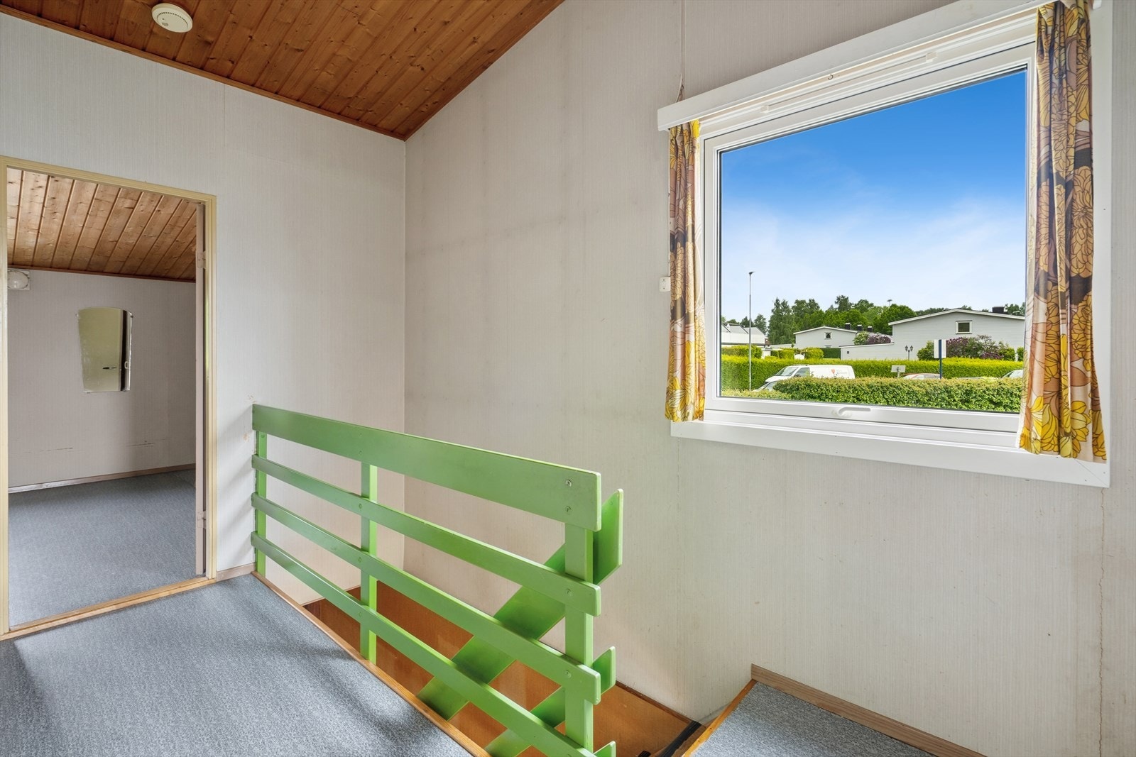 I gangen i 2. etasje har man et ekstra vindu som slipper inn godt med dagslys. Galleribilde