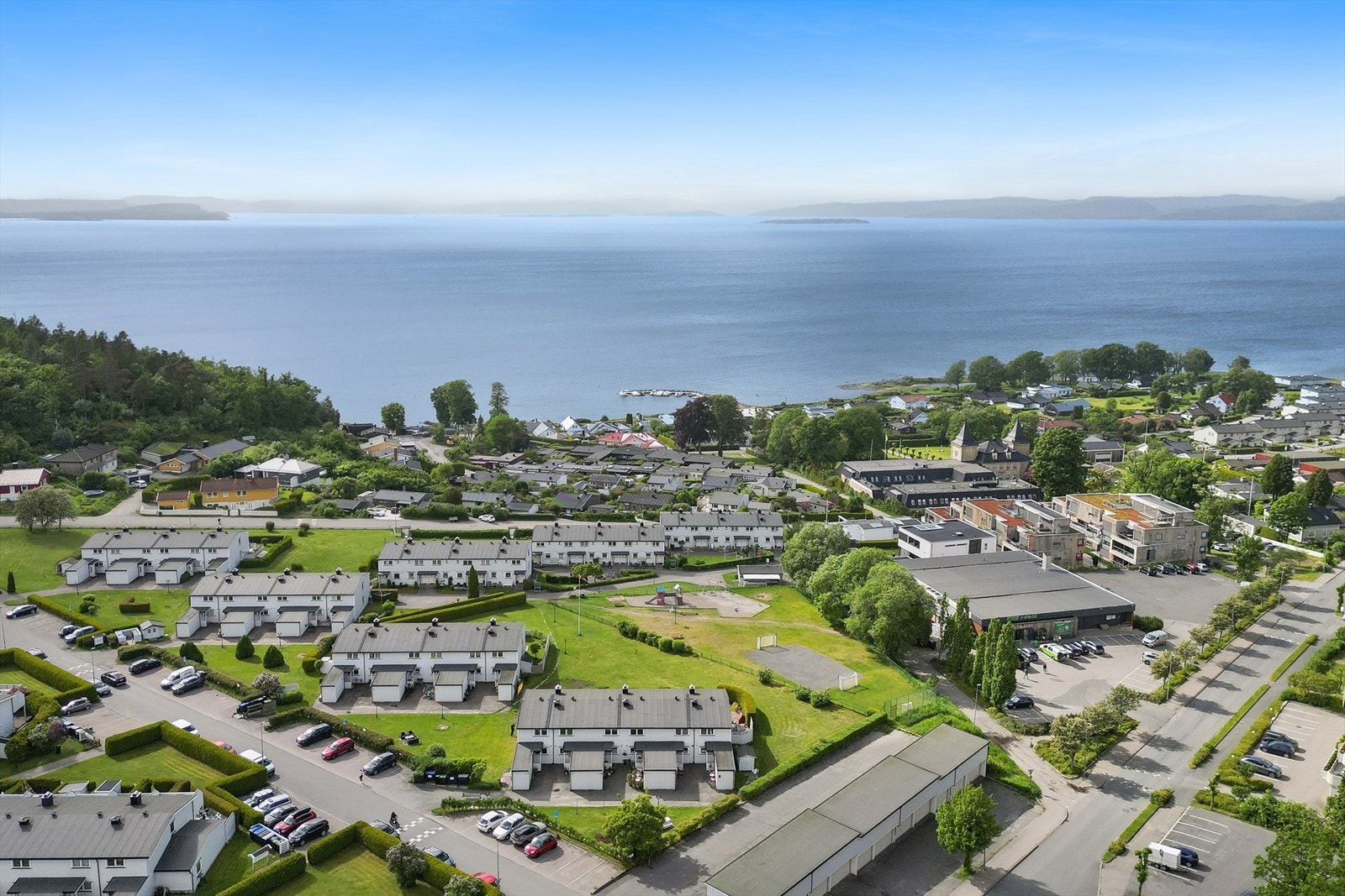 Kort gange til parkeringsplass og garasjeplassen. Galleribilde
