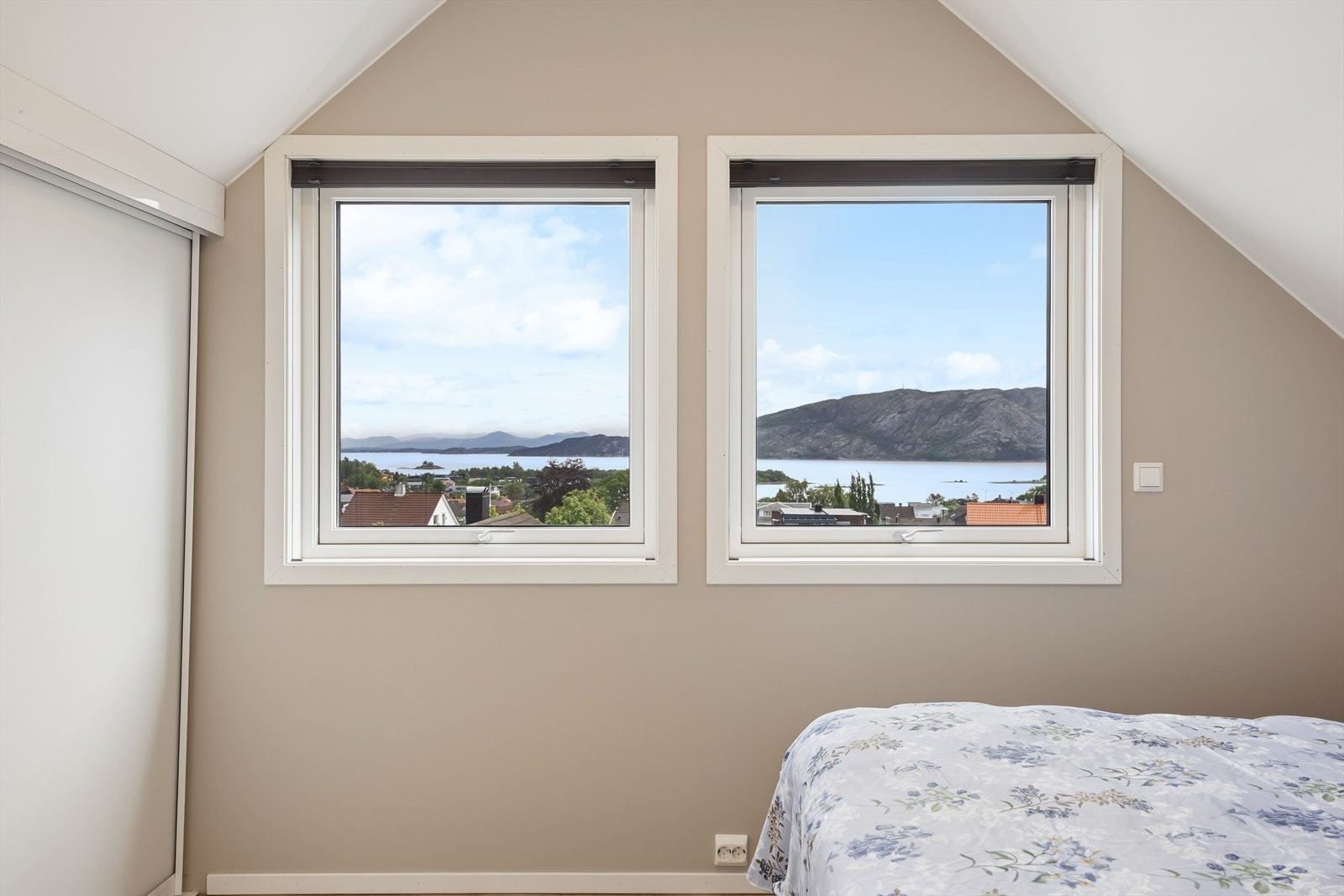 Hovedsoverommet har skyvedørsgarderobe og en nydelig utsikt. Galleribilde