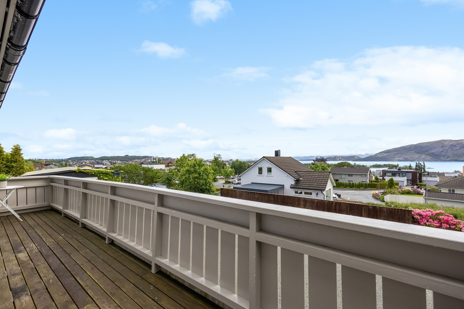 Fra stuen er det utgang til en romslig balkong med plass til sittegruppe - perfekt for å nyte utsikten. Galleribilde