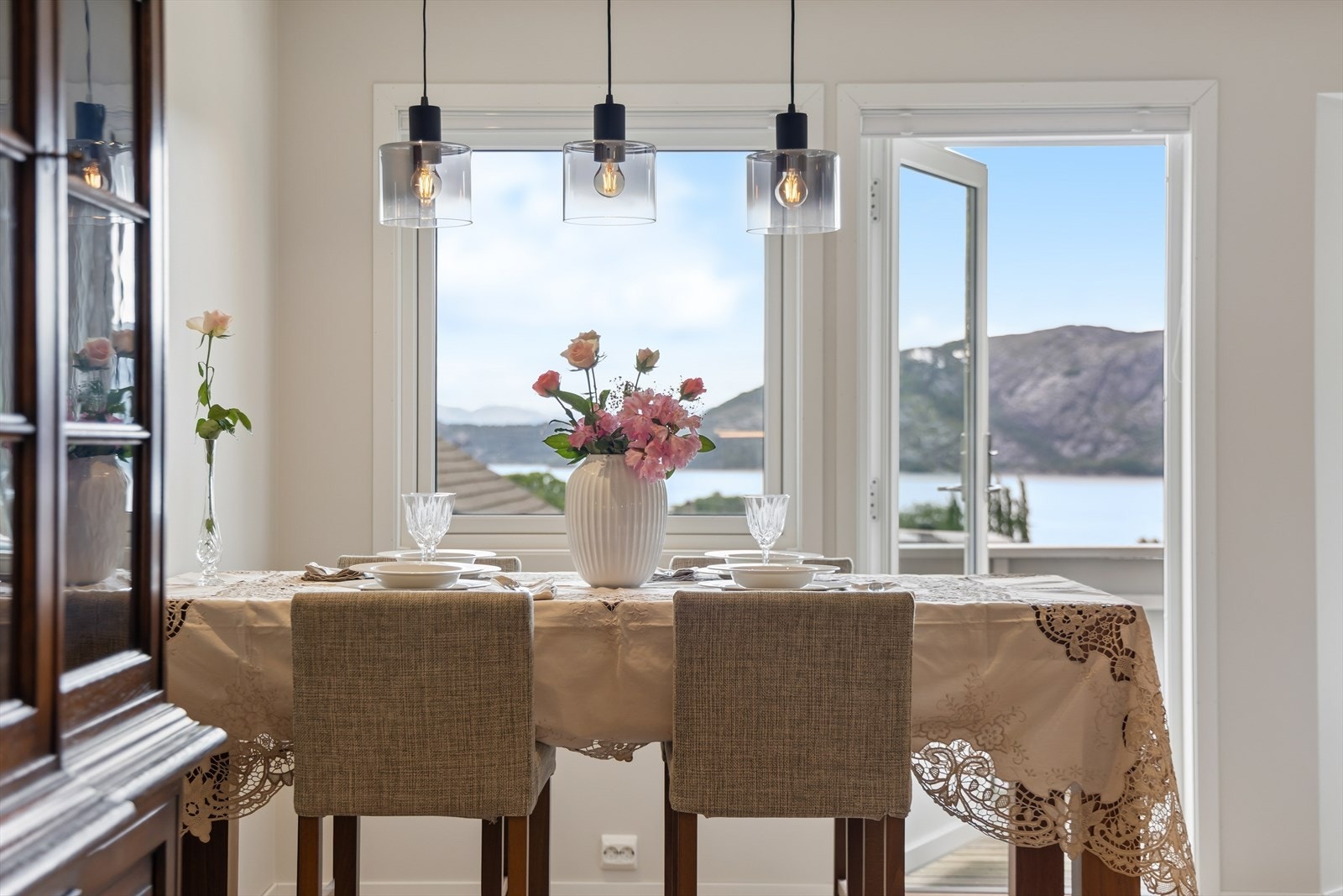 De store vindusflatene langs hele veggen gir en fantastisk utsikt mot fjord og fjell. Galleribilde