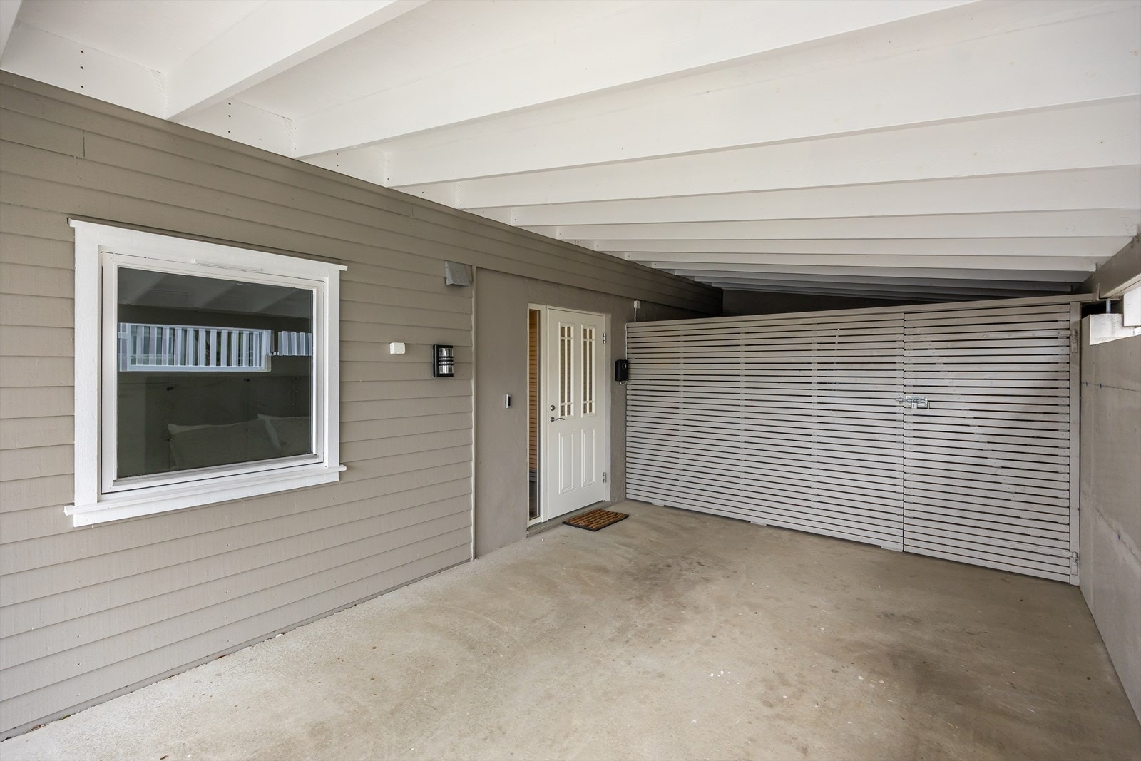 Carport er ombygget/oppgradert i 2023 og har plass til en bil med el-lader montert. I tillegg finnes det ekstra lagringsplass. Galleribilde