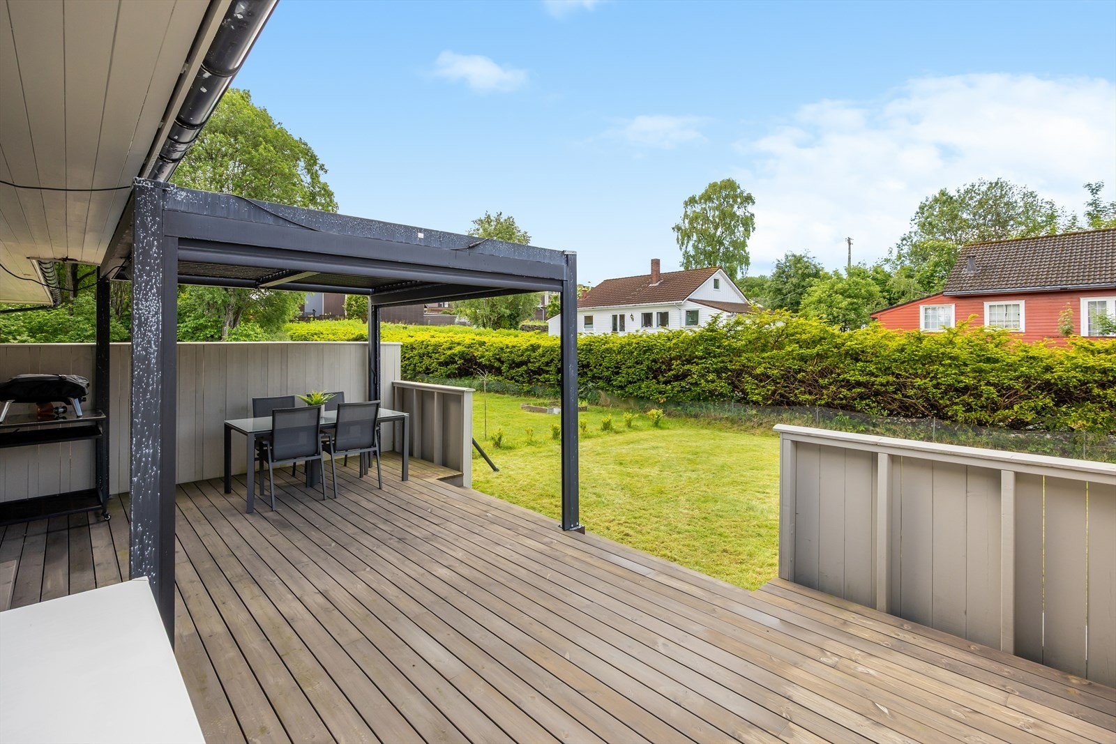 Videre er det utgang til et skjermet uteområde med svært gode solforhold. Hagen er sørvestvendt og pent opparbeidet med terrasse, pergola, plen og variert beplantning. Galleribilde
