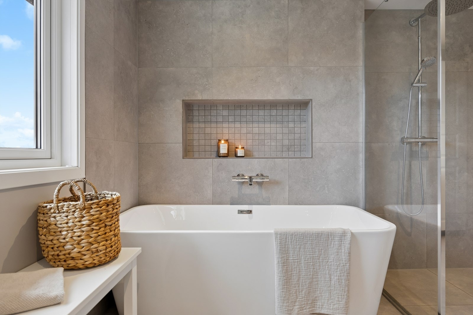 Badekar med praktisk innfelt shampo-nisje. Galleribilde
