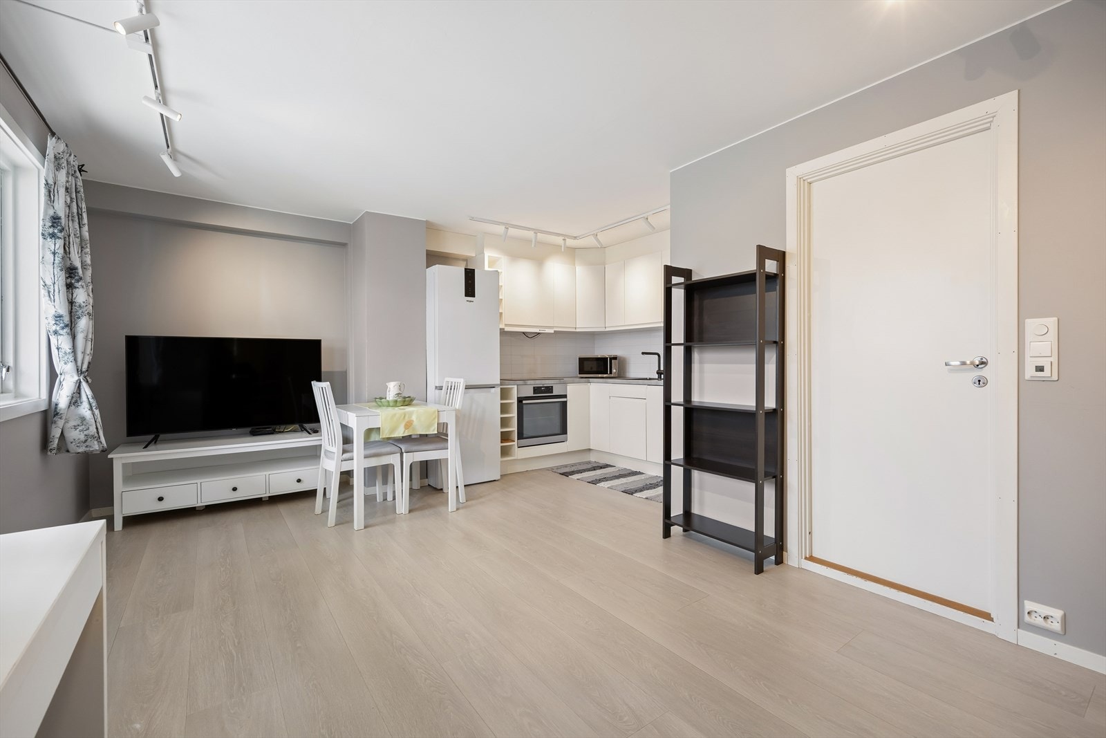 Leiligheten holder en fin standard med romslig stue med plass til sofagruppe i tillegg til TV-krok. Galleribilde