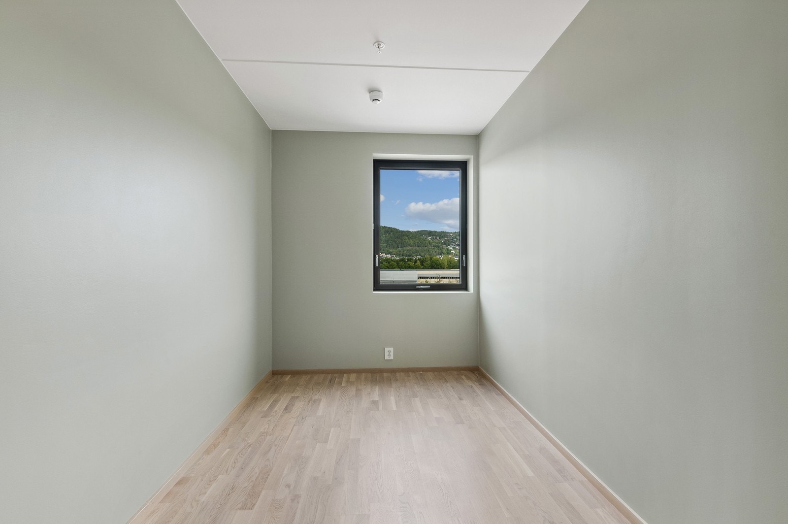 Mindre soverom. Leiligheten har en bod inne i leiligheten og en i byggets kjeller. Galleribilde