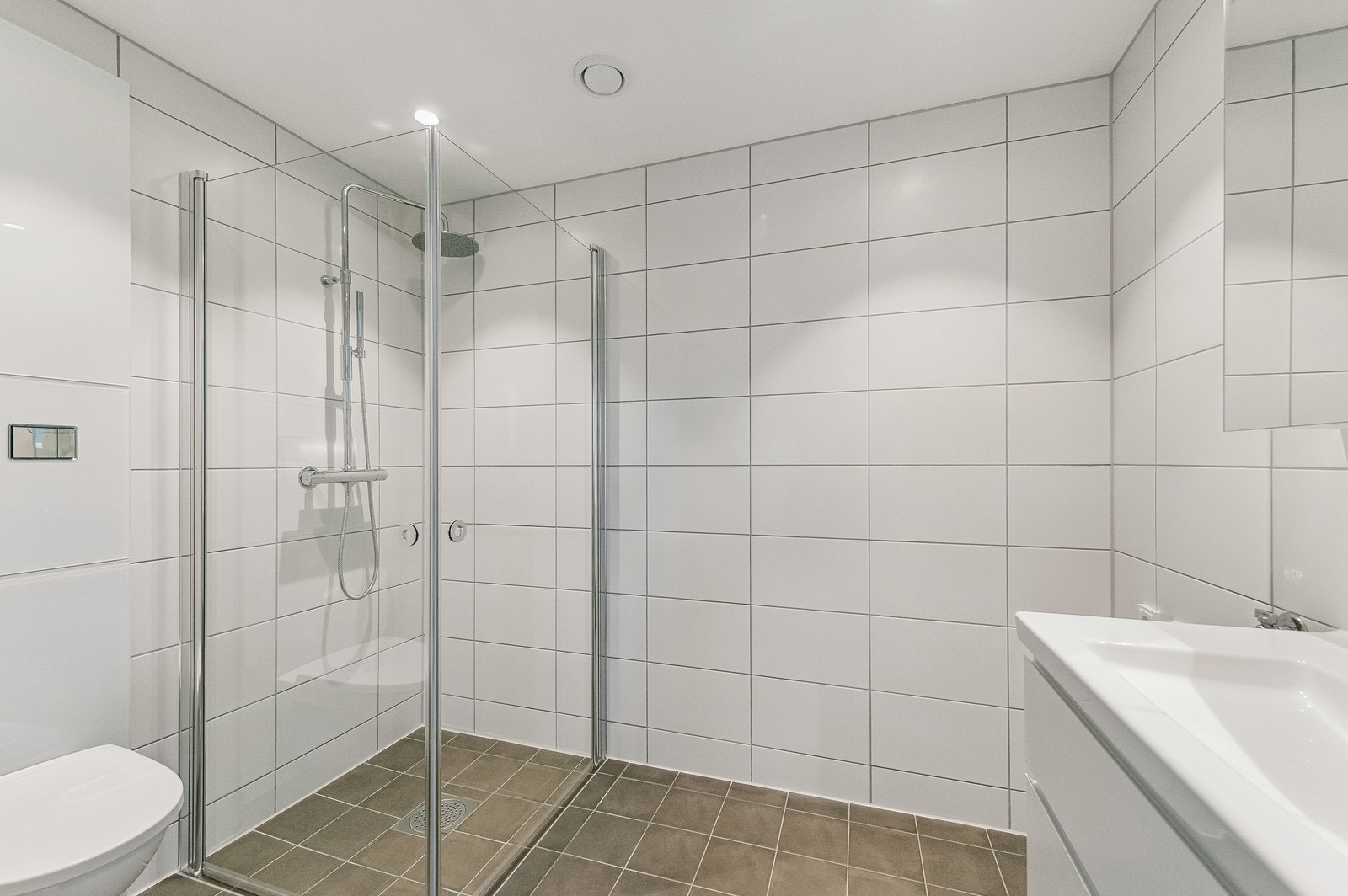 Moderne flislagt bad/WC med elektrisk gulvvarme. Galleribilde