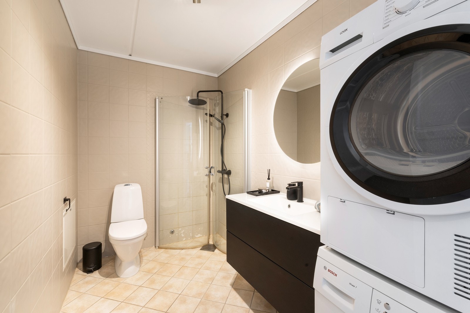Badet har dusjhjørne, servantinnredning fra Sørlandskjøkken med underskuffer. Toalett samt opplegg til vaskemaskin og tørketrommel. (Medfølger ikke salget). Galleribilde