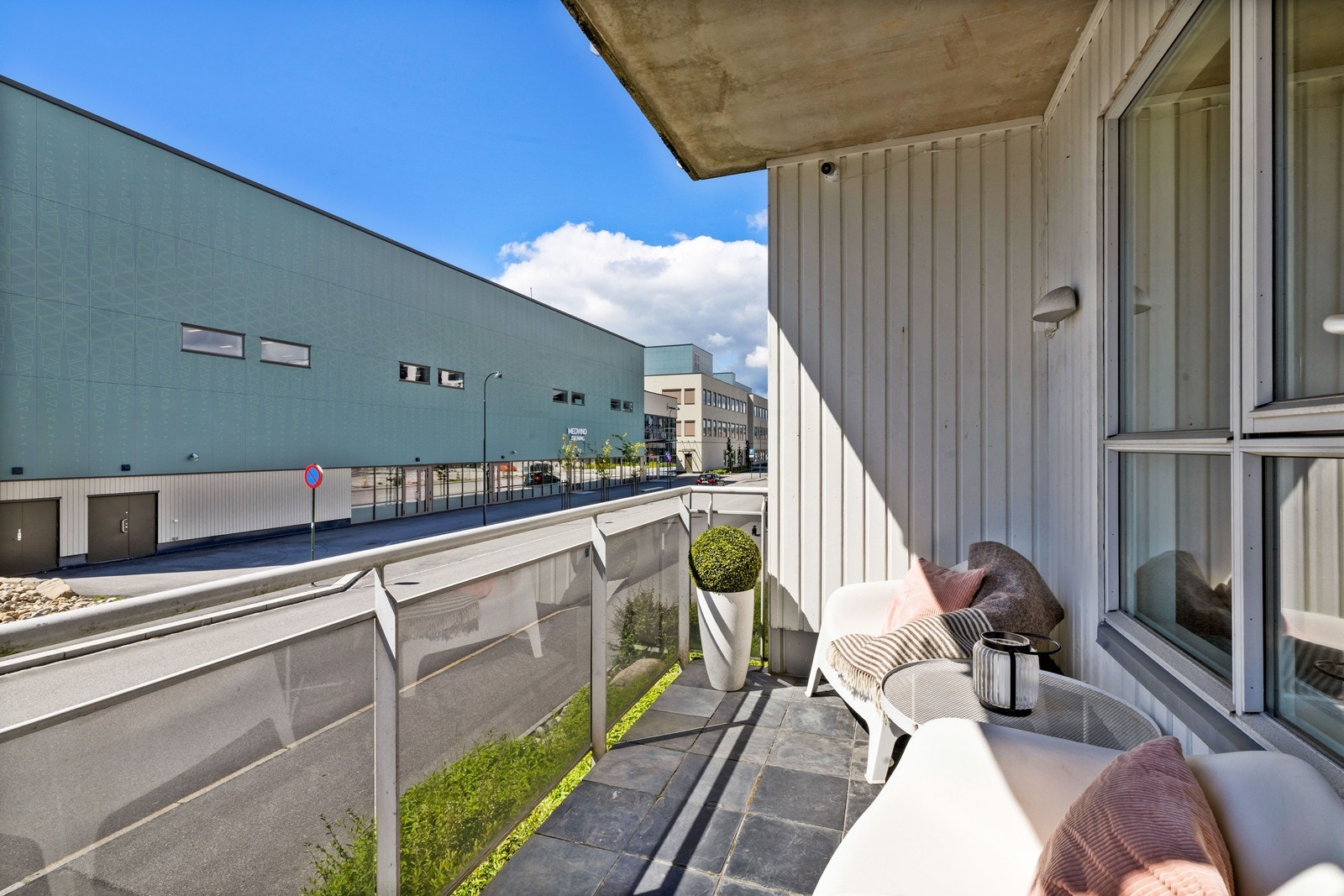 Fra stuen er det utgang til en sydvendt solrik balkong med plass til utemøbler. Galleribilde