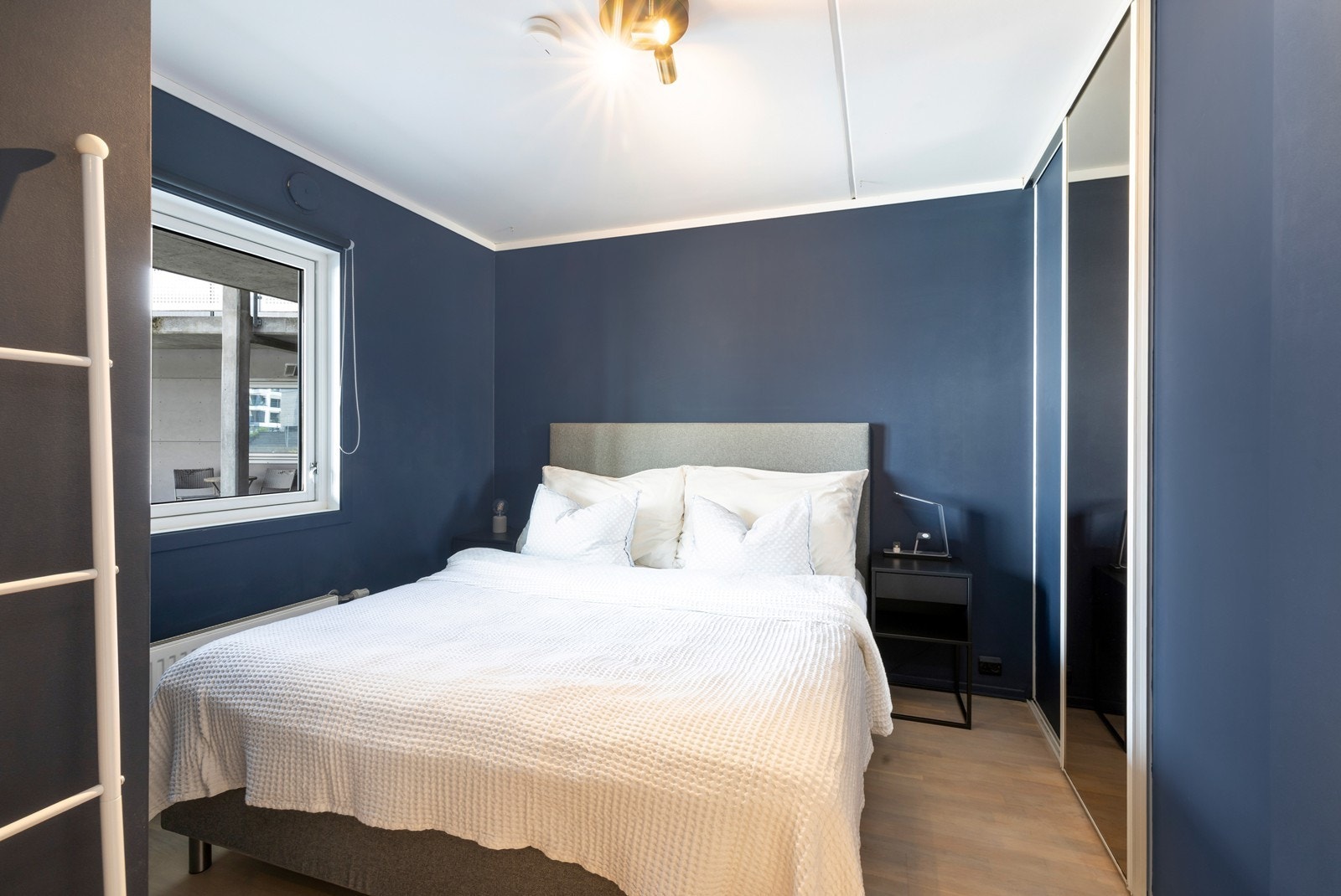 Hovedsoverom med skyvedørsgarderobe. Galleribilde
