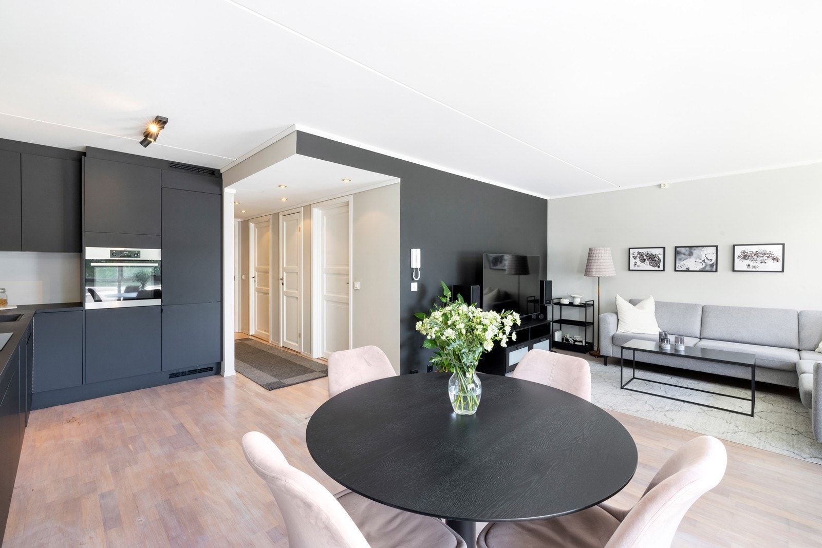 Stuen er åpen mot kjøkken. Galleribilde