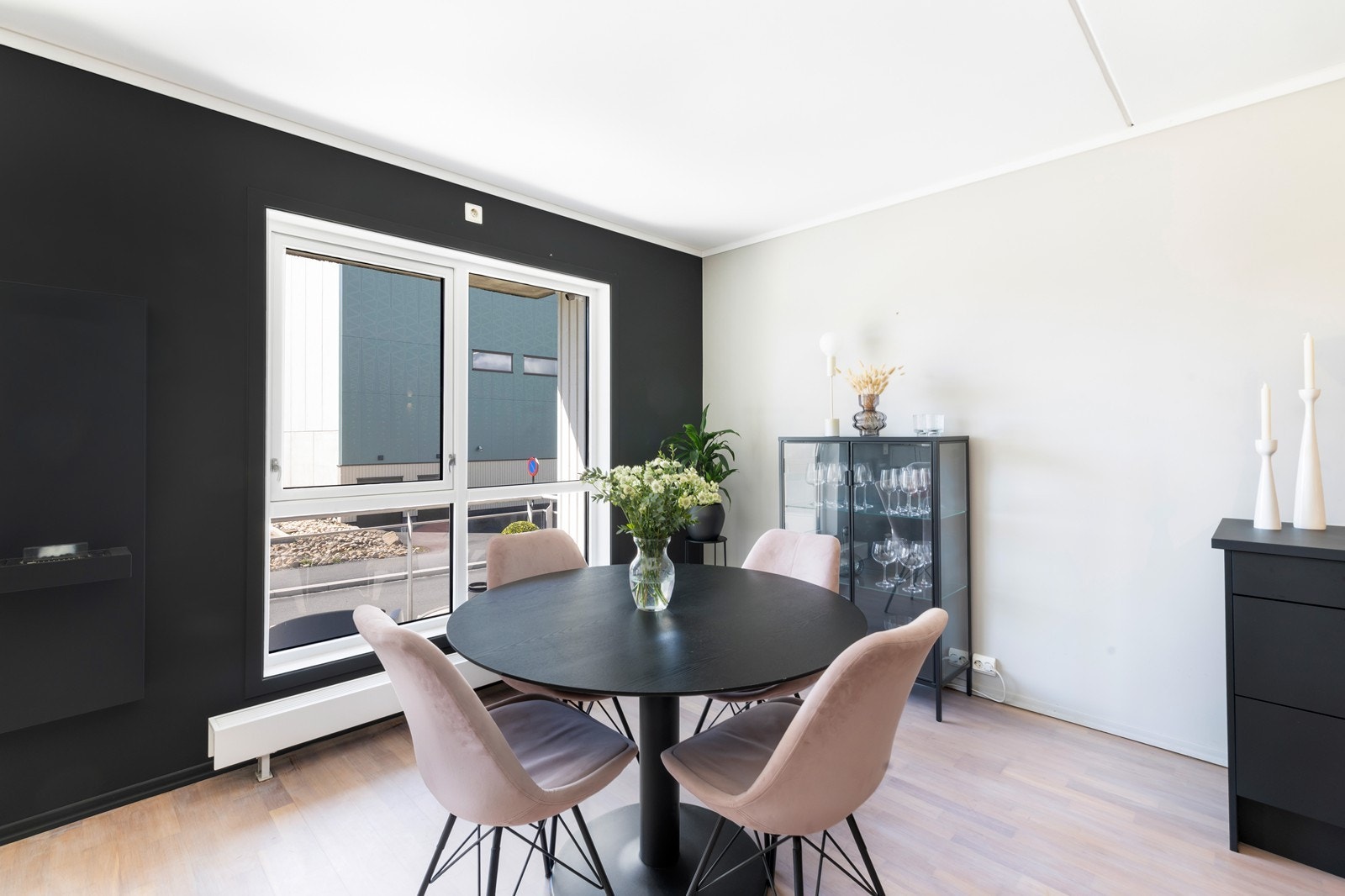 Romslig og lys stue med god plass til både spisebord og sofagruppe. Galleribilde