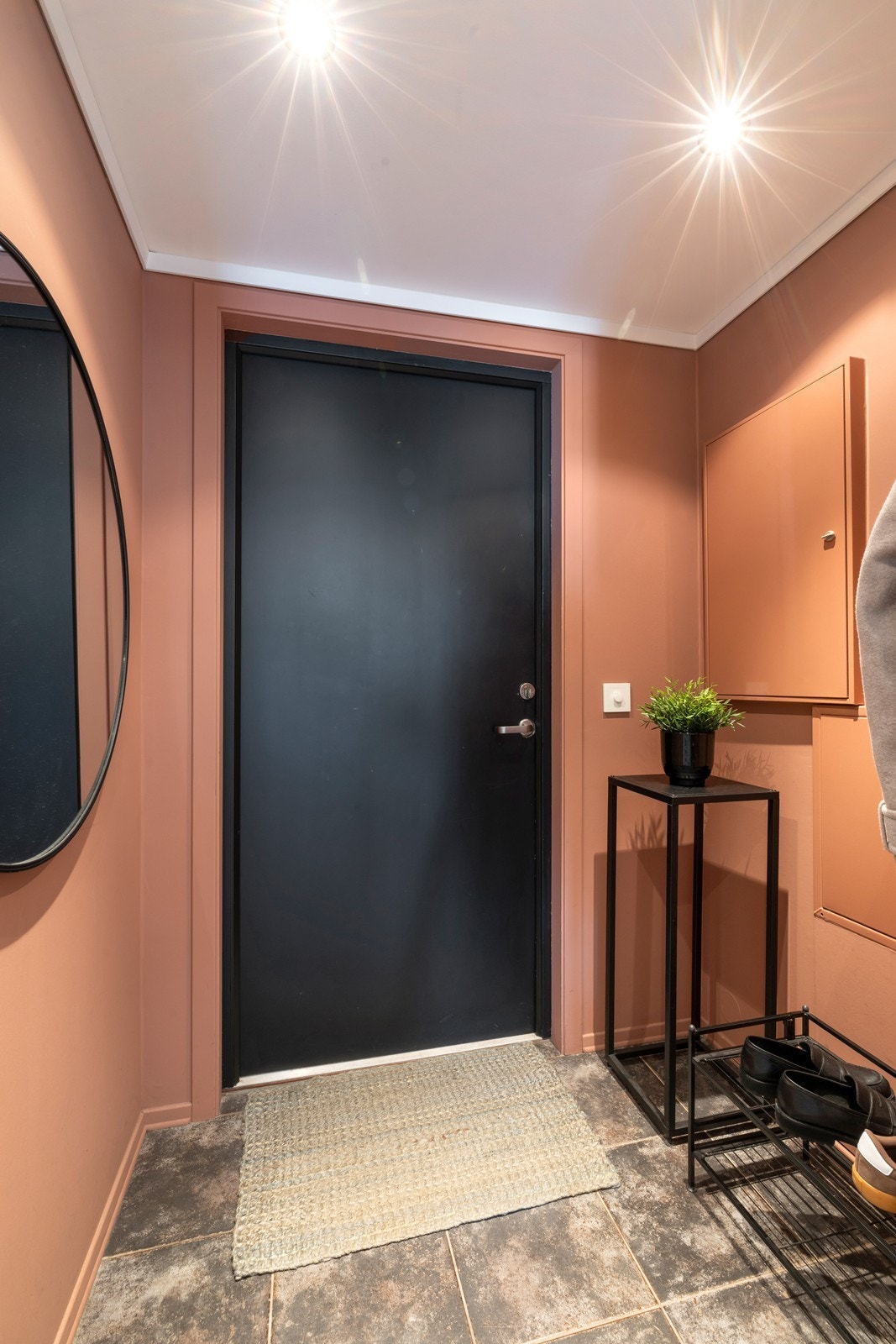 Tiltalende flislagt gang med malte vegger i en moderne farge. Galleribilde
