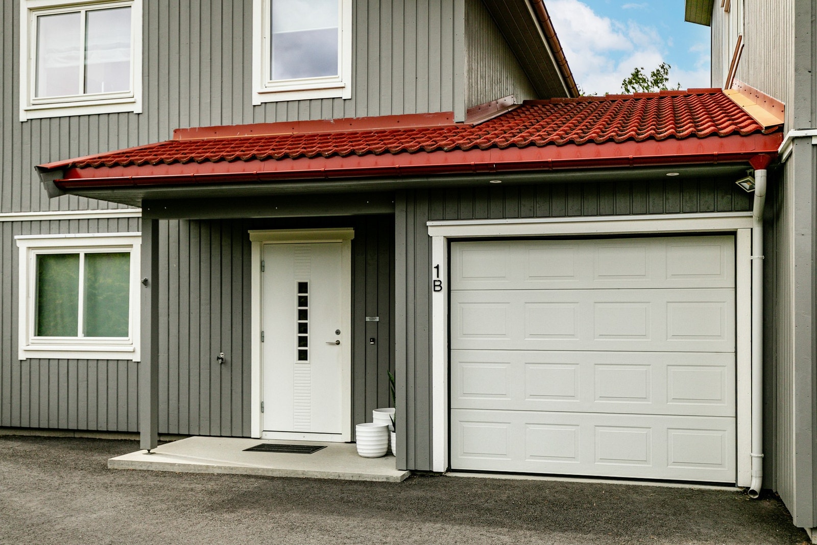 Parkering for 1 bil i egen garasje m/sportsbod og foran huset, samt parkering på felles biloppstillingsplass. Galleribilde