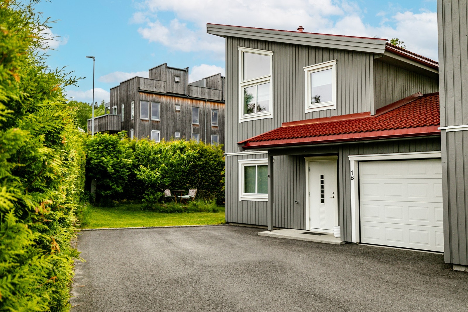 Adkomst og gårdsplass ble asfaltert i 2021. Galleribilde