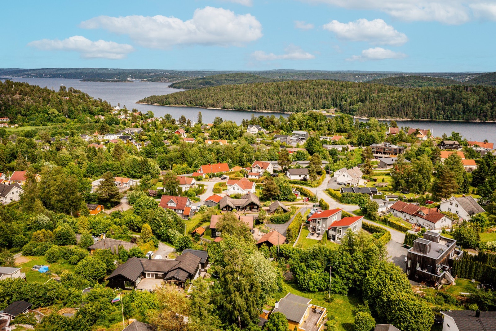 Kort vei til Åros sentrum som kan tilby blant annet matbutikk, apotek, lege, tannlege og frisør. Galleribilde