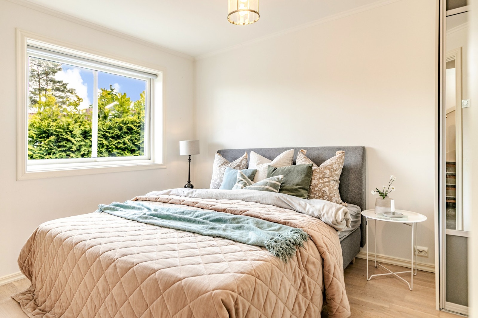 Soverom 1 med god plass til seng, nattbord og garderobe. Galleribilde