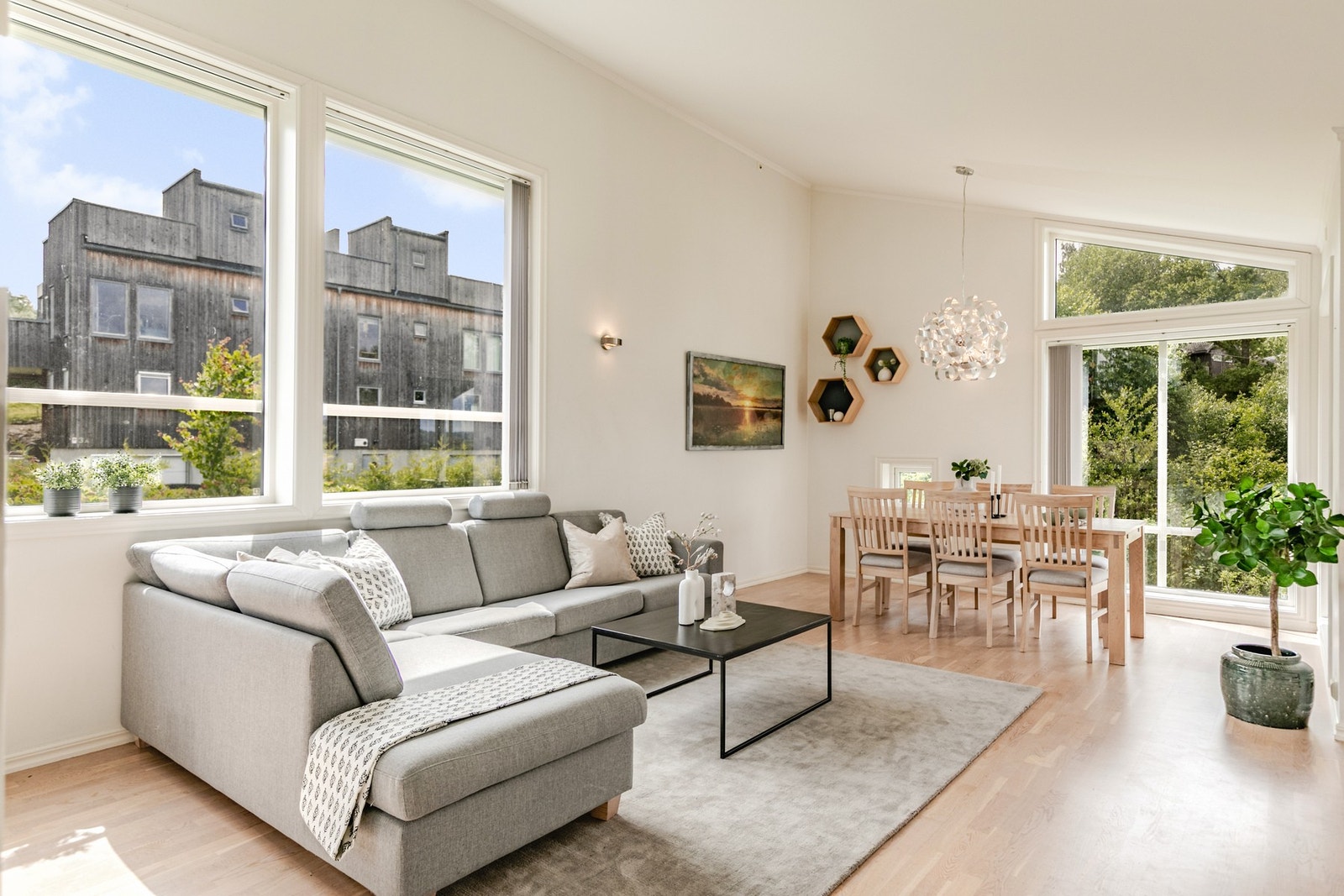 God plass til sofa, TV-møblement og spisebord. Galleribilde