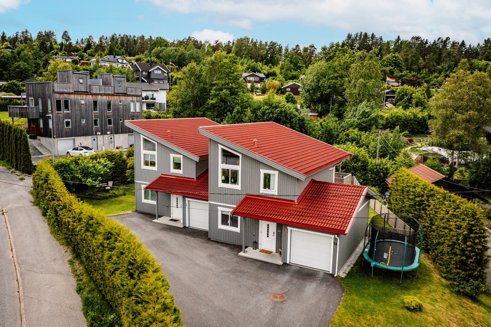 Moderne og innbydende tomannsbolig over 2 plan beliggende i et barnevennlig boligområde i naturskjønne Åros. Galleribilde