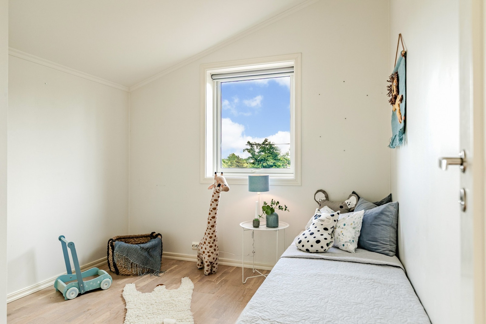 Soverom i 2.etasje med plass til seng, nattbord og garderobe. Galleribilde