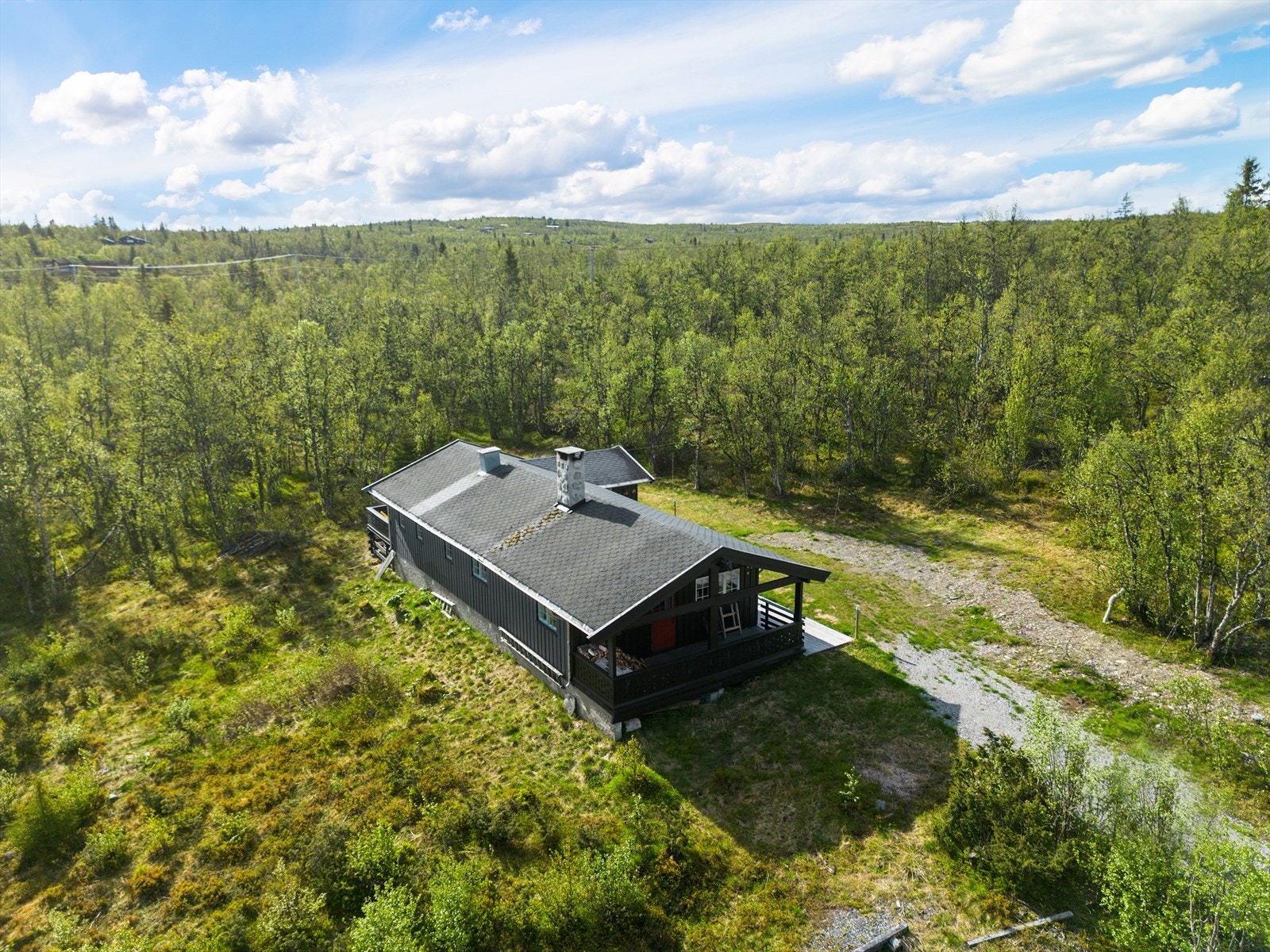 Hytta ligger usjenert til ca. 900 moh. og er et flott utgangspunkt for turer året rundt. Herfra er det kort vei til snaufjellet, flotte turstier og topper med vid utsikt. Tur til Syni eller Langeberget anbefales. Galleribilde