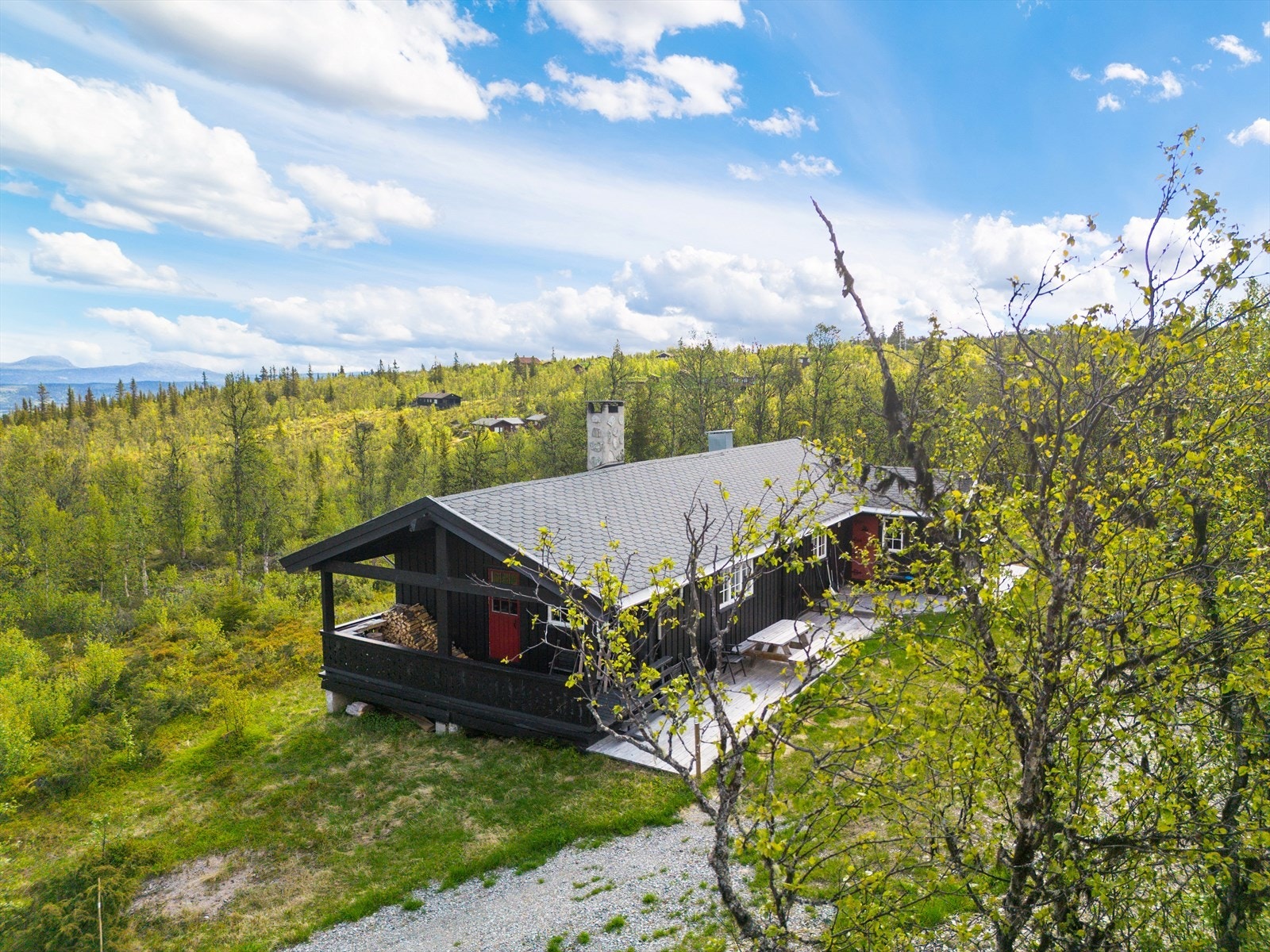 Området er et eldorado for syklister, med fine stølsveier og stier som gir gode muligheter for opplevelsesrike turer. Det er også gode muligheter for fiske i nærliggende fjellvann, og høsten byr på fine forhold for småviltjakt. Galleribilde