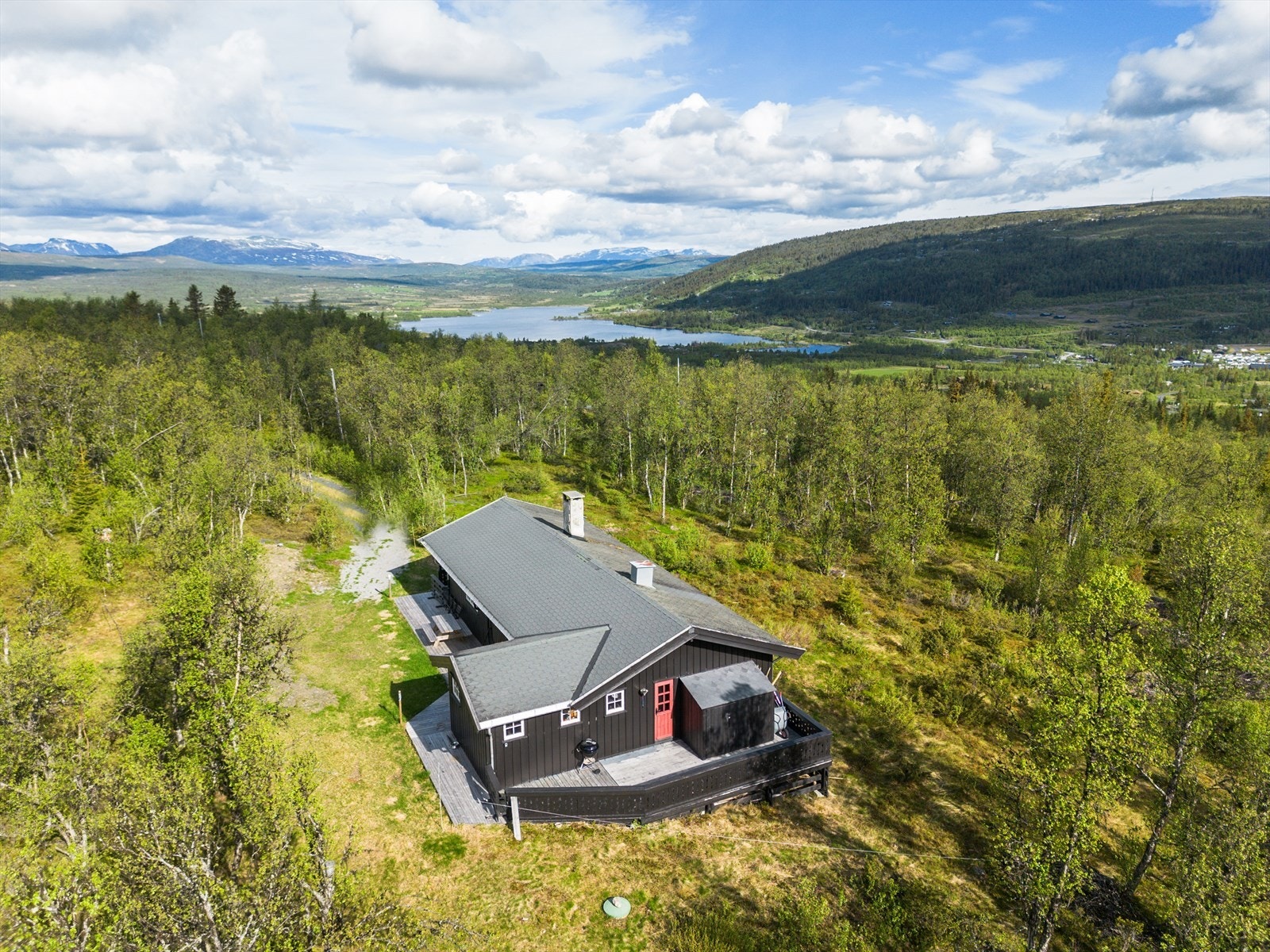 Med vakker natur, frisk fjelluft og et utalls turmuligheter er Vaset et av Valdres mest populære og attraktive hytteområder. Her er det spennende aktiviteter for både store og små, hyggelige spisesteder og butikker med gode matvarer og sportsutstyr. Galleribilde