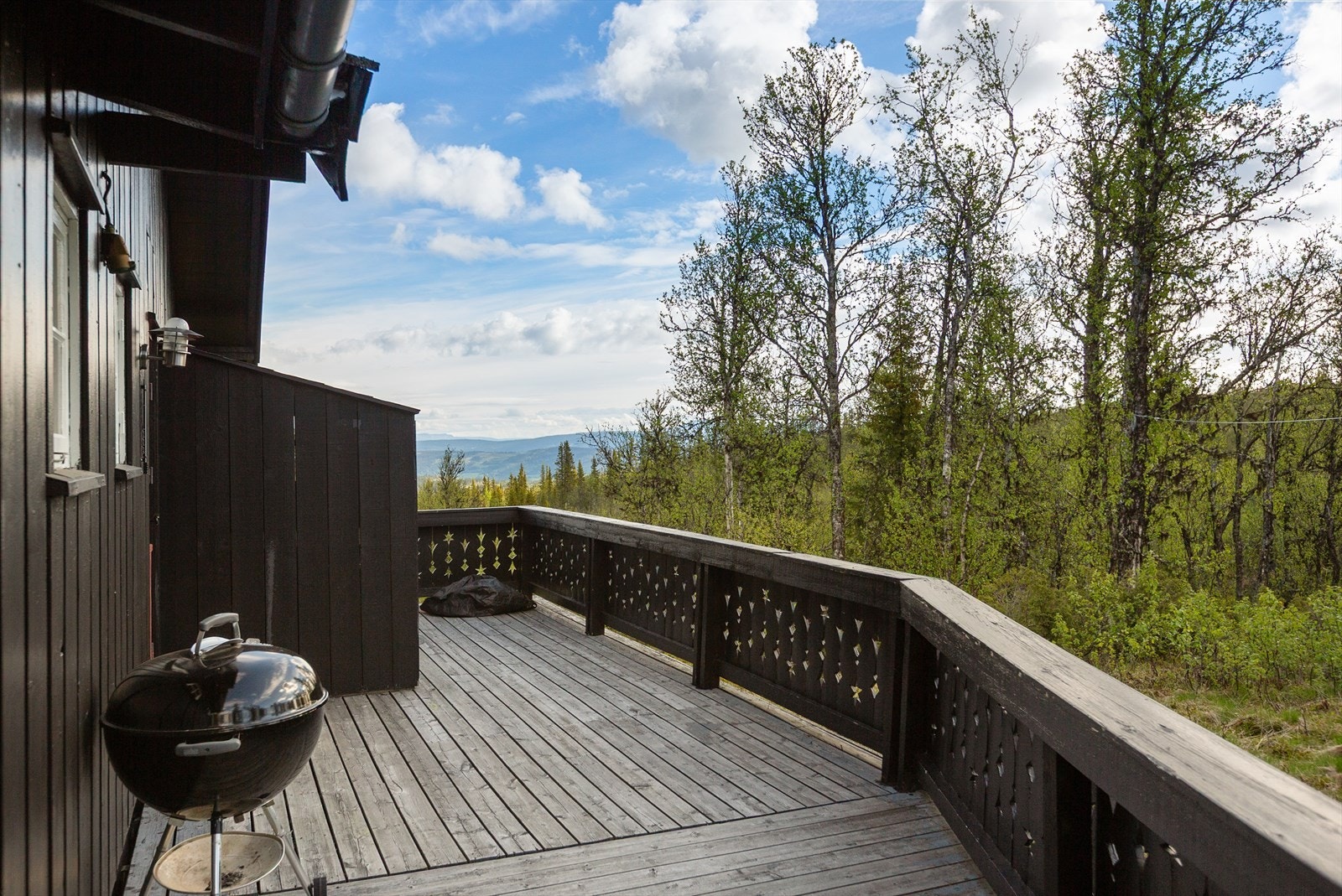 Fra terrassen kan du nyte storslått utsikt mot Jotunheimen i nord og et vidstrakt panorama mot Rundemellen i øst. Den utvendige boden gir praktisk oppbevaringsplass for sykler og annet utstyr. Galleribilde