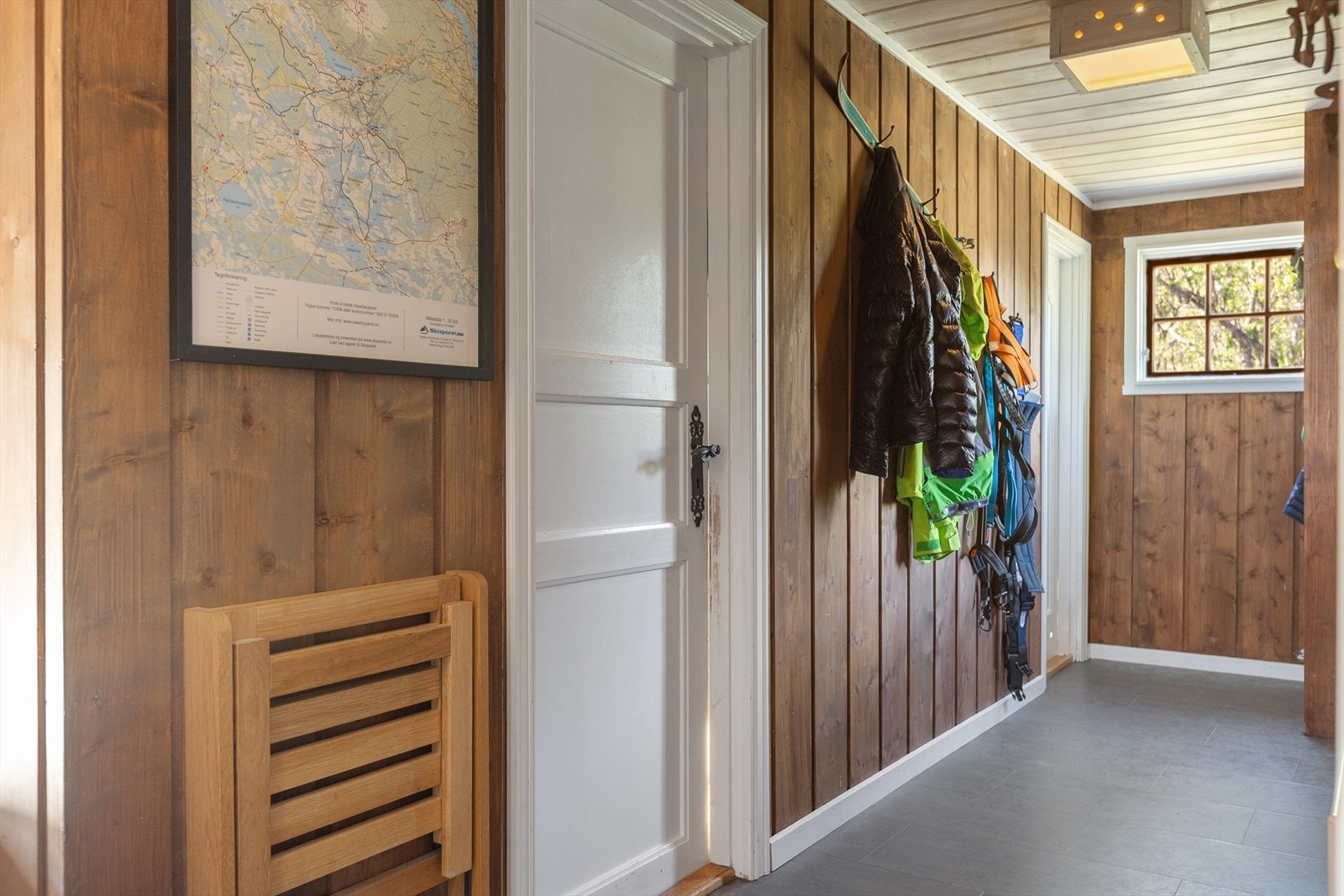 En tradisjonell stalldør ønsker deg velkommen inn i en romslig entré med gode garderobemuligheter. Hytta inneholder en innvendig bod med god plass til oppbevaring av ski, turutstyr, ved og annet utstyr. Her står trykktank og 200 liters varmtvannsbereder. Galleribilde
