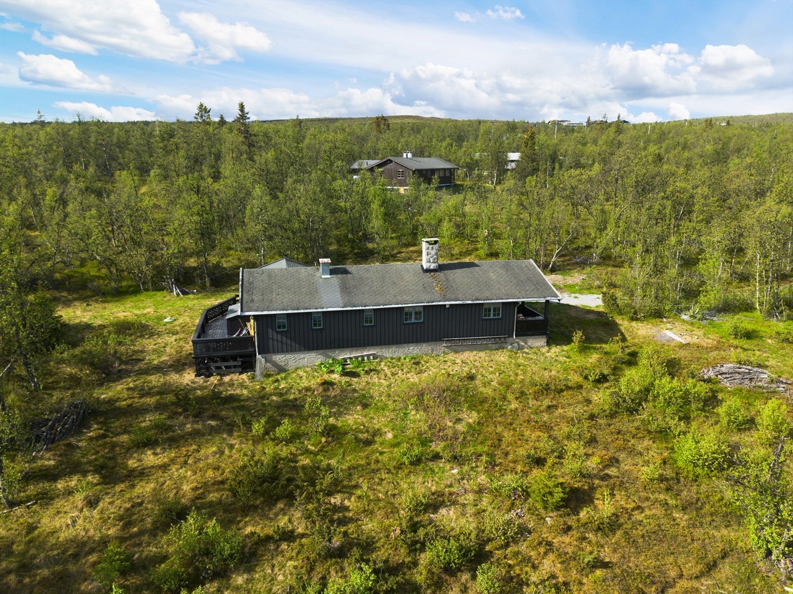 Hytta er oppført med ventilert krypkjeller under bjelkelaget med stubbloftskonstruksjon. Bebyggelsen består av hytte på en romslig tomt, i et område med spredt hytte- og stølsbebyggelse som gir en rolig og naturnær atmosfære. Galleribilde