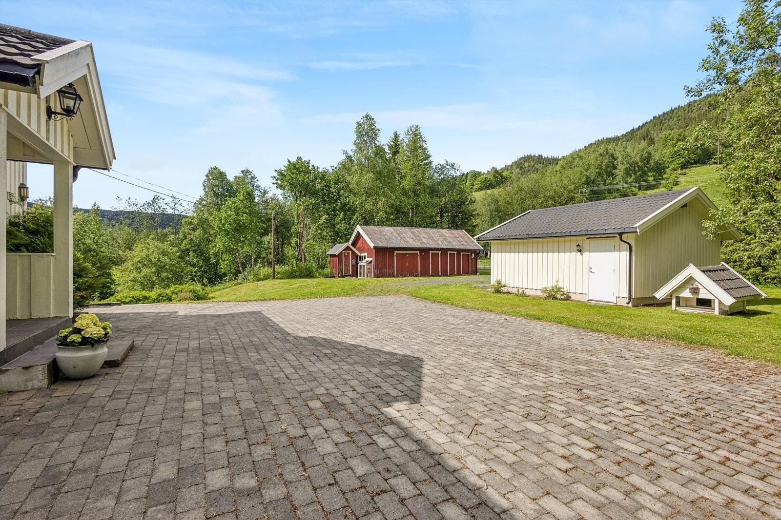 På eiendommen finnes også et eldre uthus med fem boder, som gir svært gode lagringsmuligheter. Galleribilde