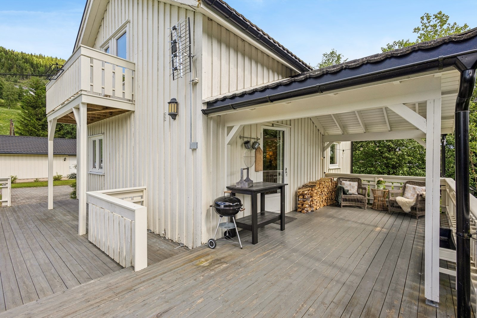 Den store terrassen har en overbygd del som gir ly for vær og vind, og rikelig med plass for utemøbler. Galleribilde