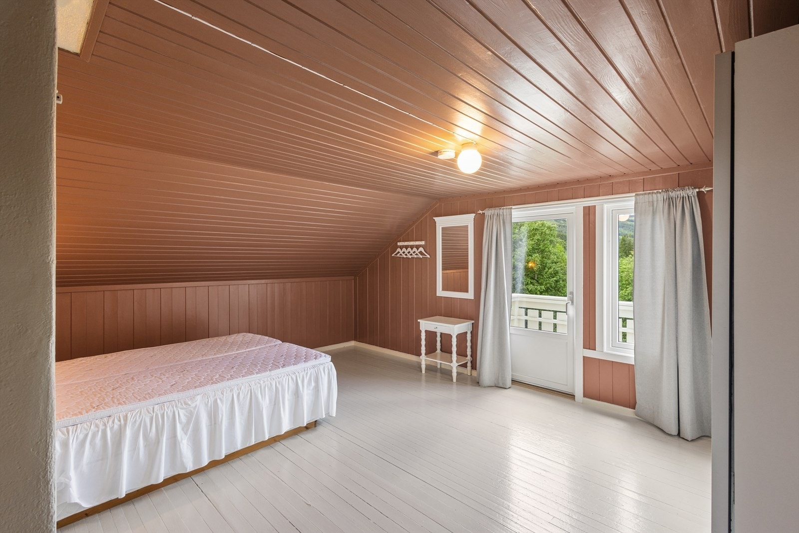 Hovedsoverommet i loftsetasjen har utgang til en vestvendt balkong. Galleribilde