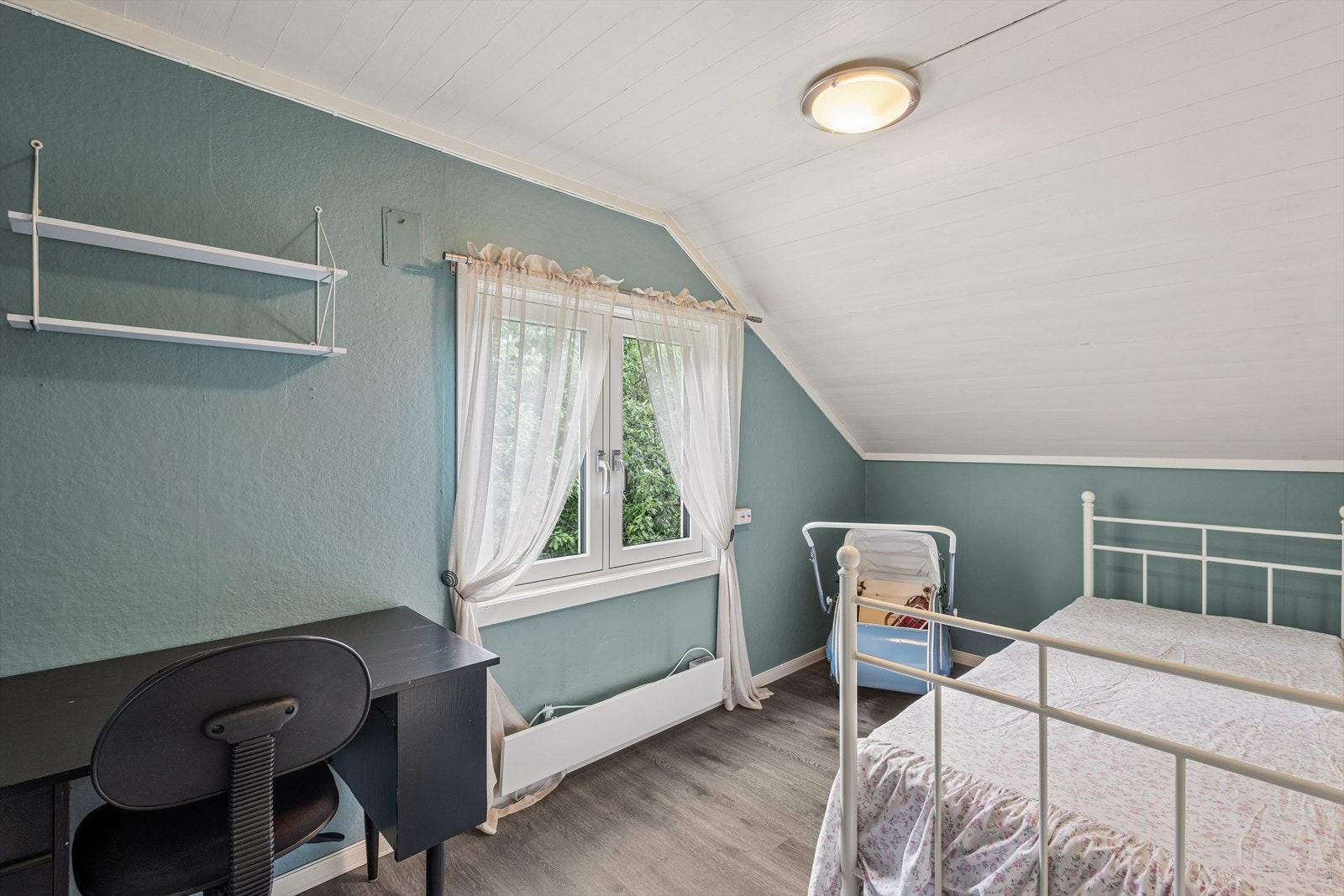 Det andre soverommet i loftsetasjen er et lunt rom med plass til seng og skrivepult. Galleribilde