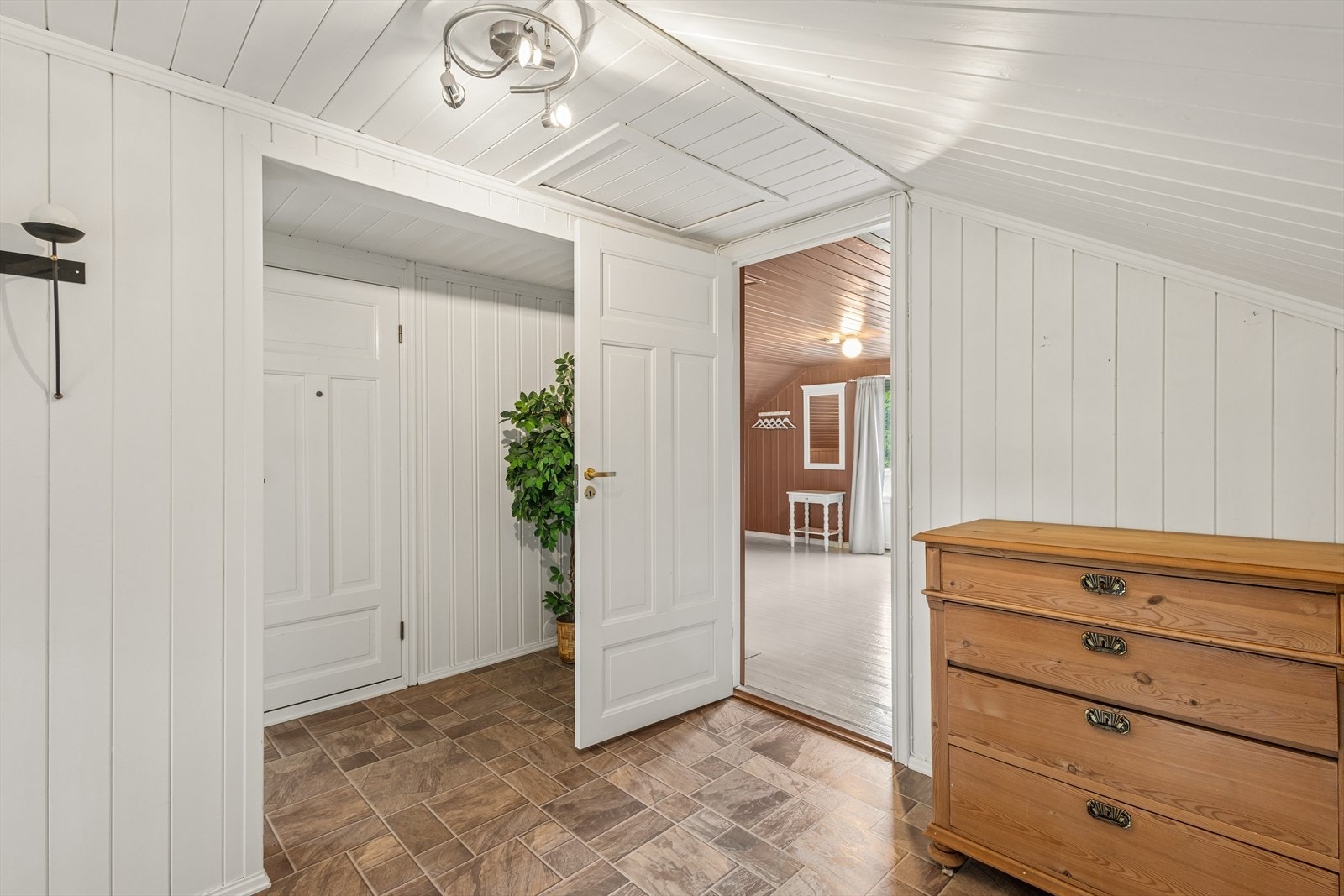 Fra gangen er det tilgang til soverommene og et kott som gir ekstra lagringsplass. Galleribilde