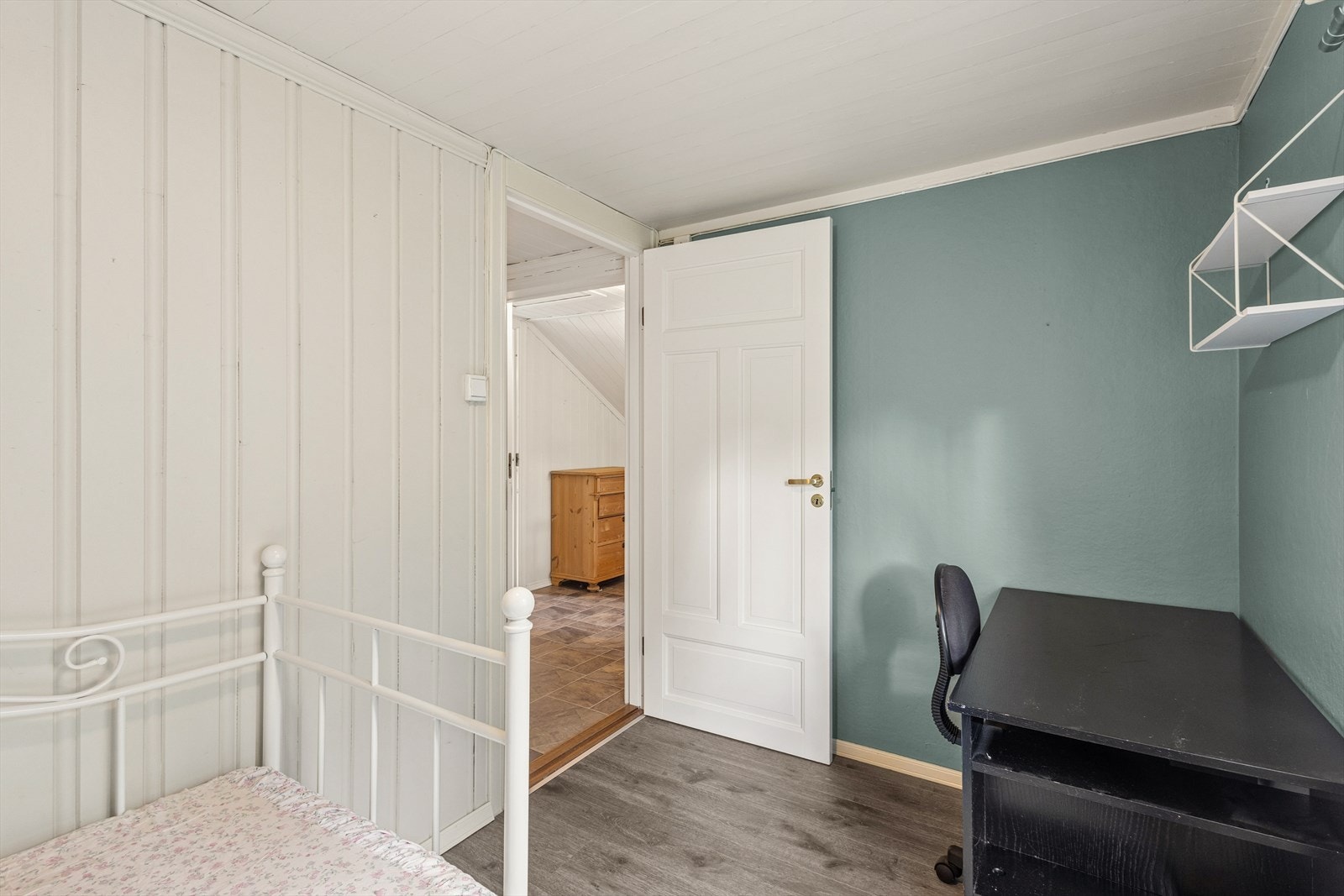 Rommet har laminat på gulvet og panel i himlingen, og ligger praktisk til ved siden av gangen. Galleribilde