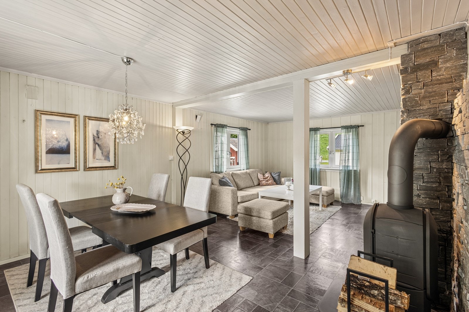 Stuen har en åpen løsning med god plass til både sofagruppe og en egen spisedel. Galleribilde