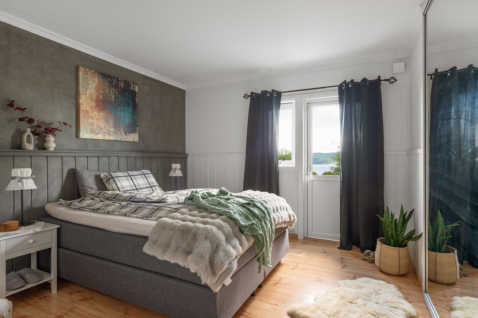 Stort hovedsoverom i underetasje med adkomst ut til østvendt terrasse. Plassrik skyvedørsgarderobe med speildører. Galleribilde