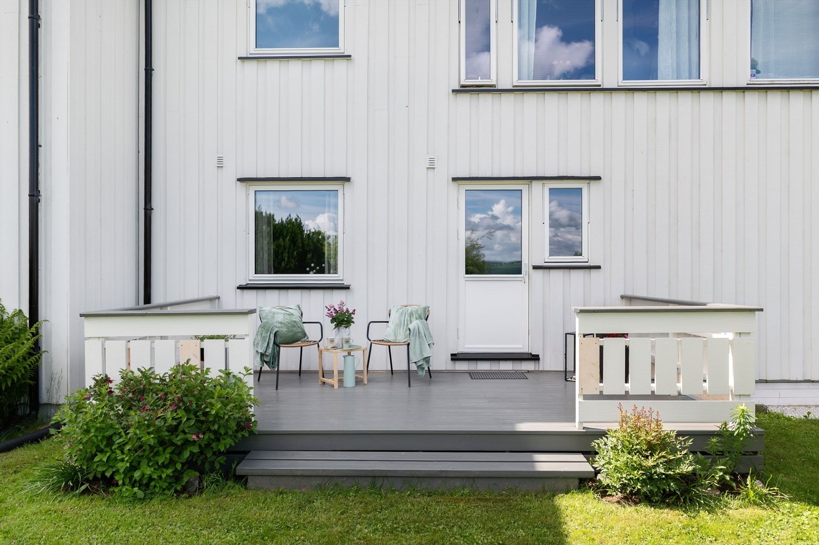 Romslig østvendt terrasse med adkomst til plenarealer. Galleribilde