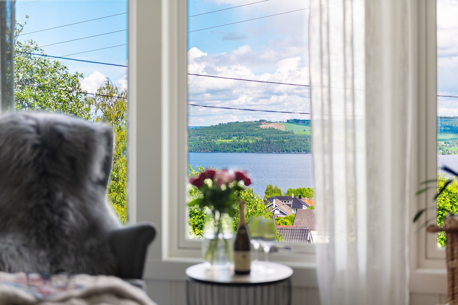 Her kan morgenkaffen nytes i ro og mak til flott utsikt. Galleribilde