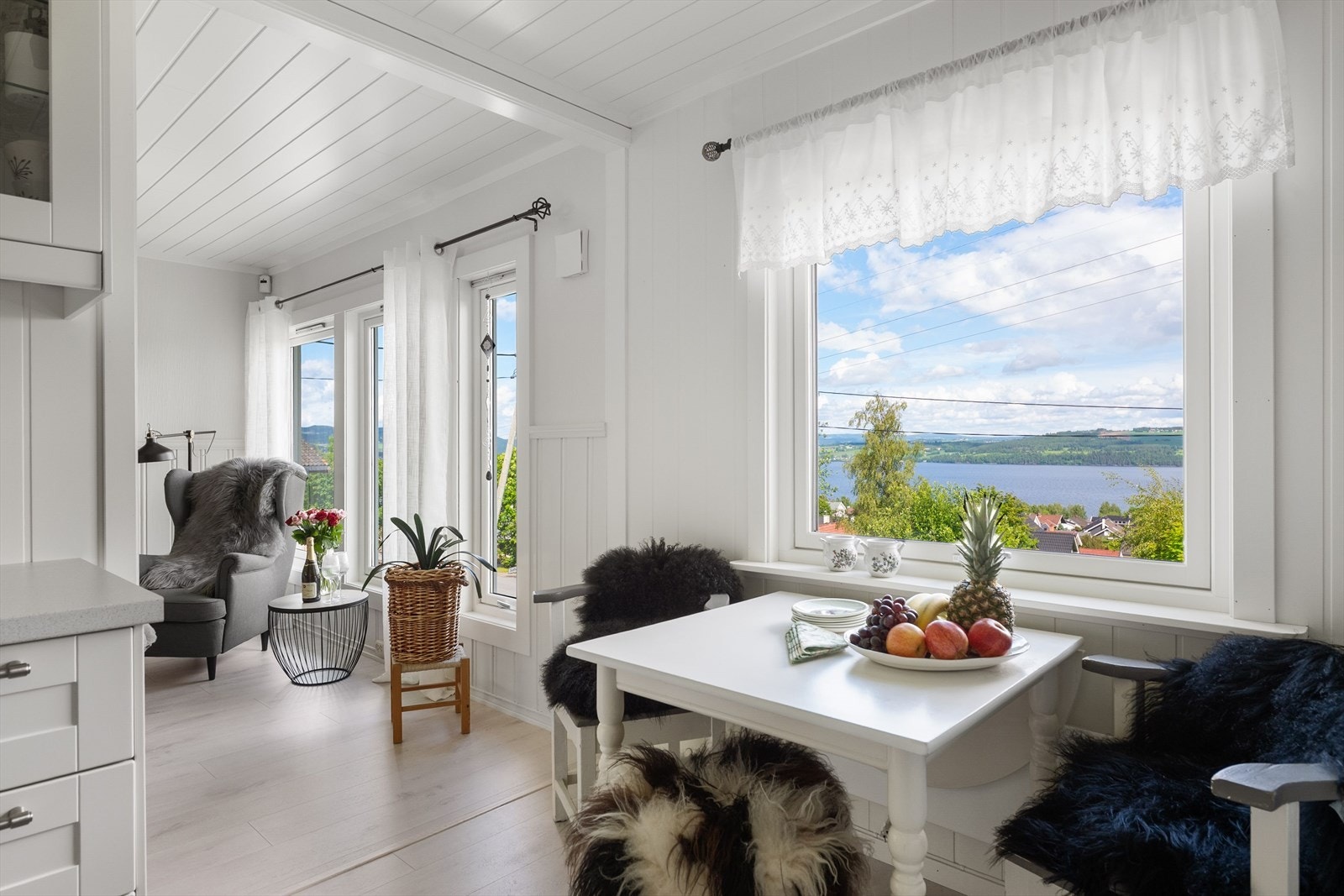 På kjøkkenet er det også plass til kjøkkenbord med tilhørende stoler. Galleribilde