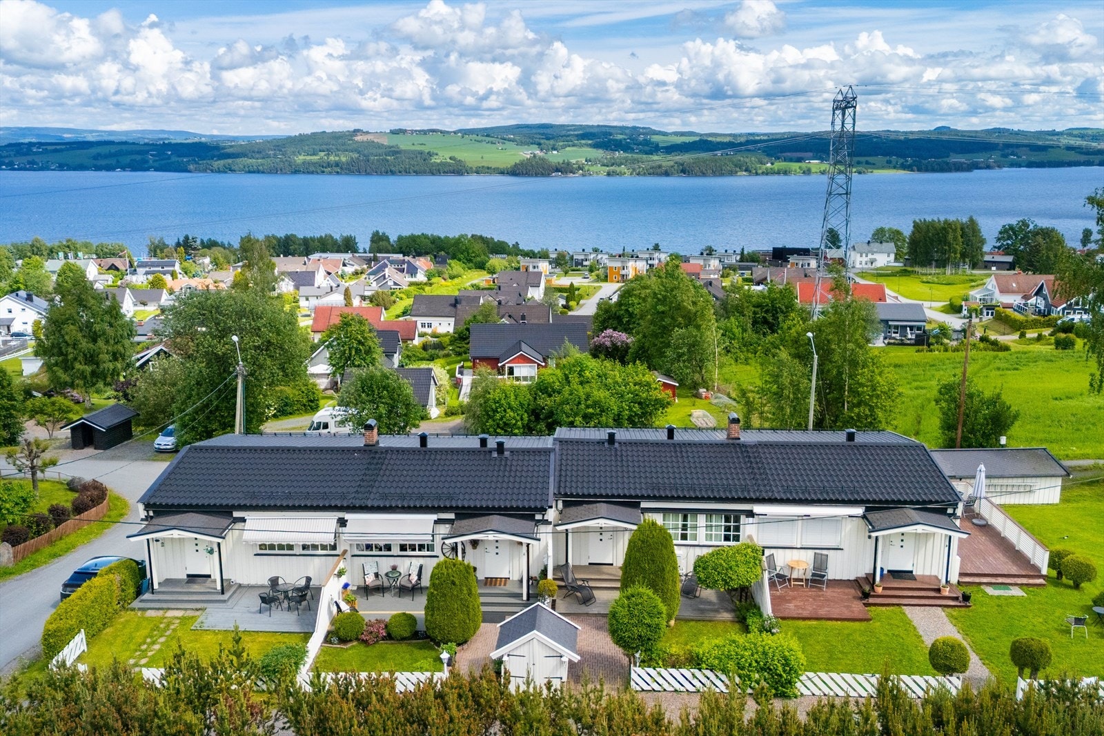 Rekkehusleiligheten ligger i et eldre og godt etablert boligområde på Vindingstad. Galleribilde