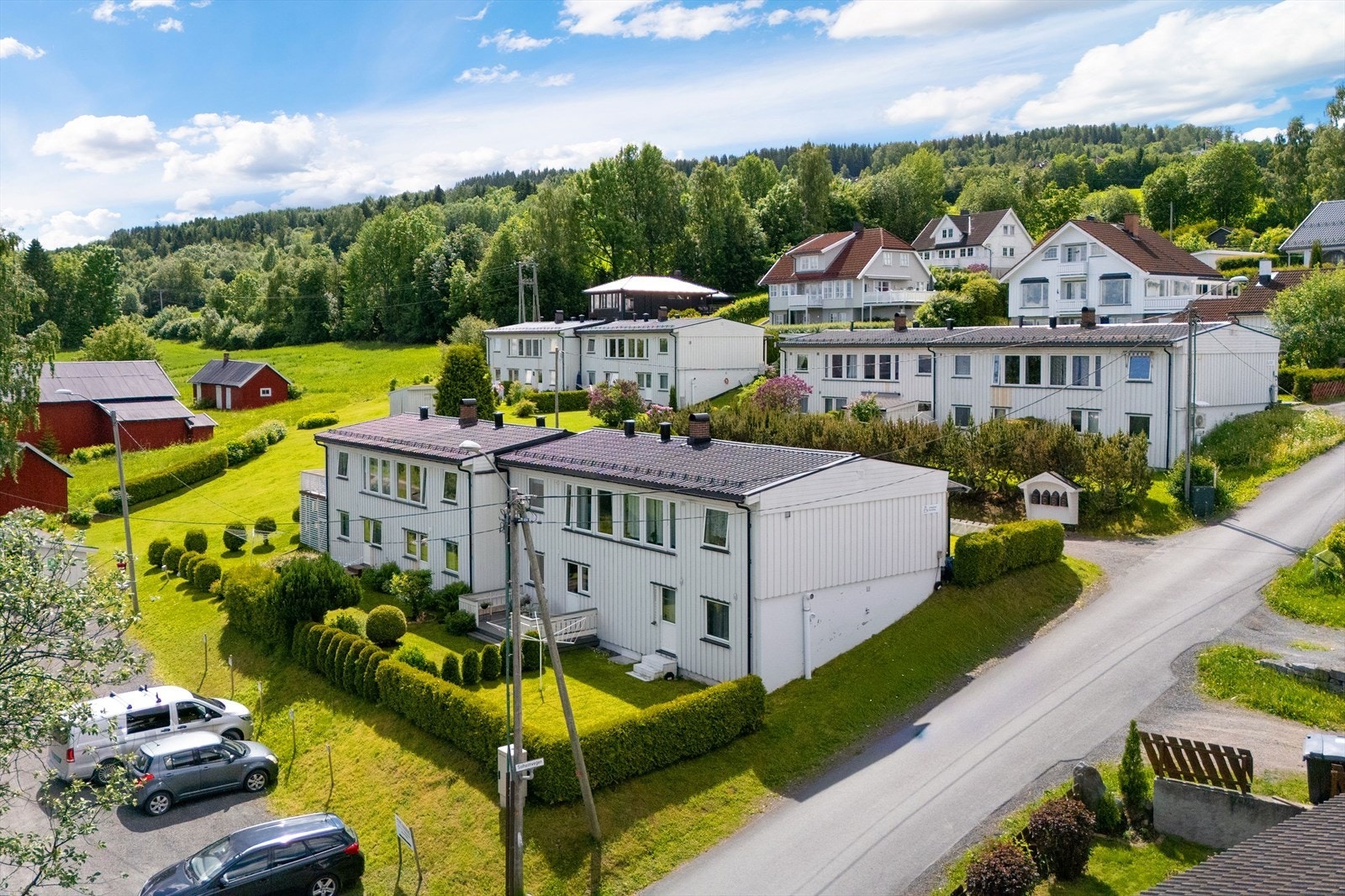 Nederst i bildet ser du parkeringsområdet i borettslaget. Galleribilde